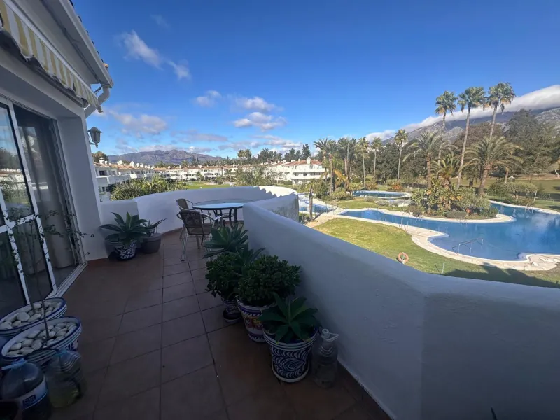 Discover your new home in Mijas Golf! This fantastic and spacious 122 m² penthouse offers a comfortable and tranquil lifestyle in a picturesque setting.