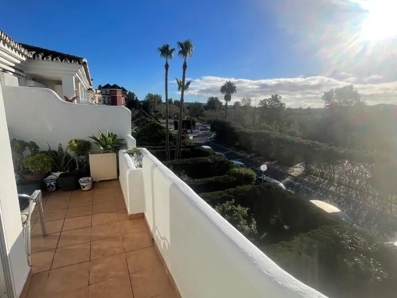 Discover your new home in Mijas Golf! This fantastic and spacious 122 m² penthouse offers a comfortable and tranquil lifestyle in a picturesque setting.