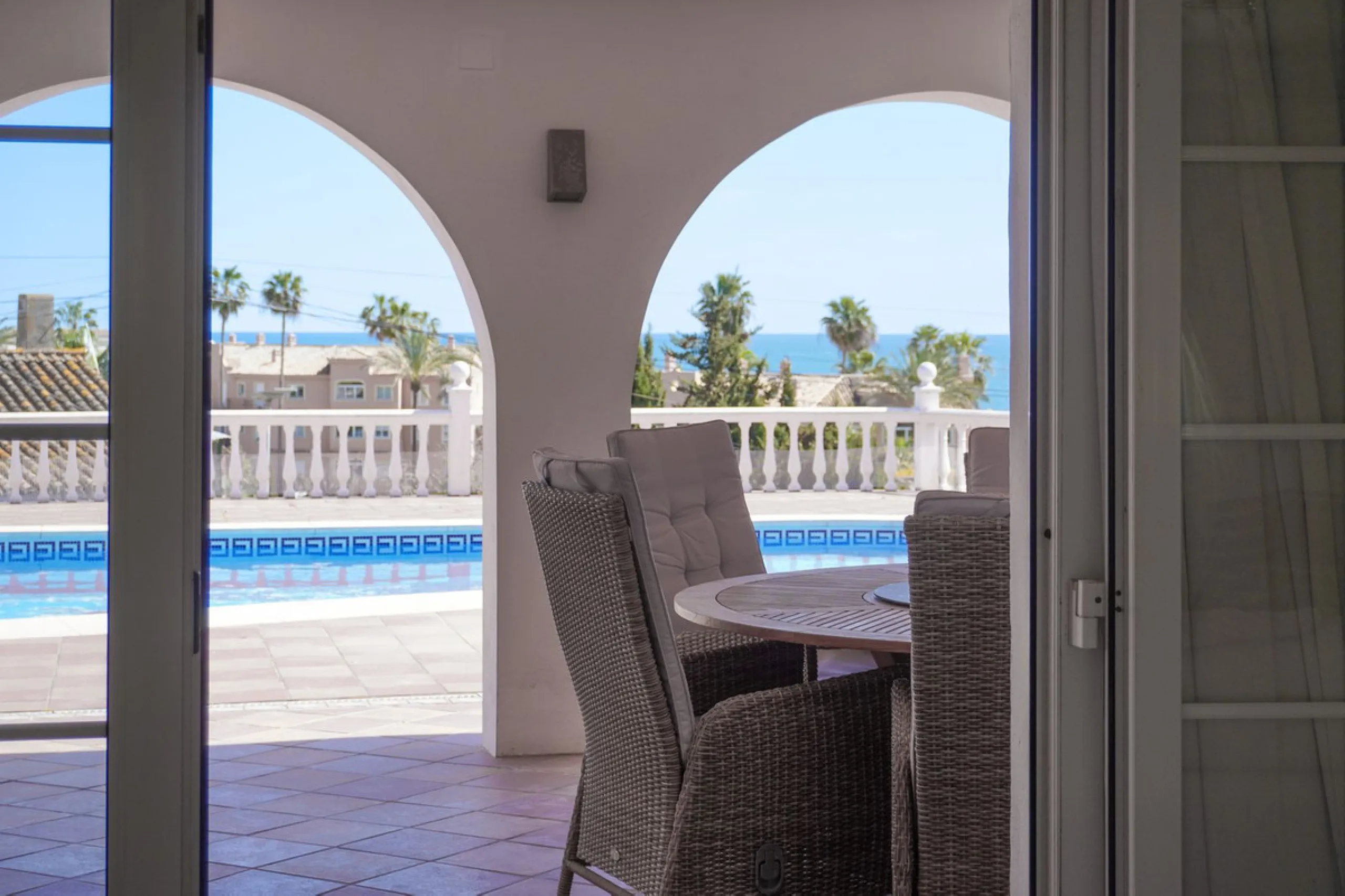 Villa with 1,500 m² Plot and Sea Views in Estepona – A Unique Opportunity with Great Potential