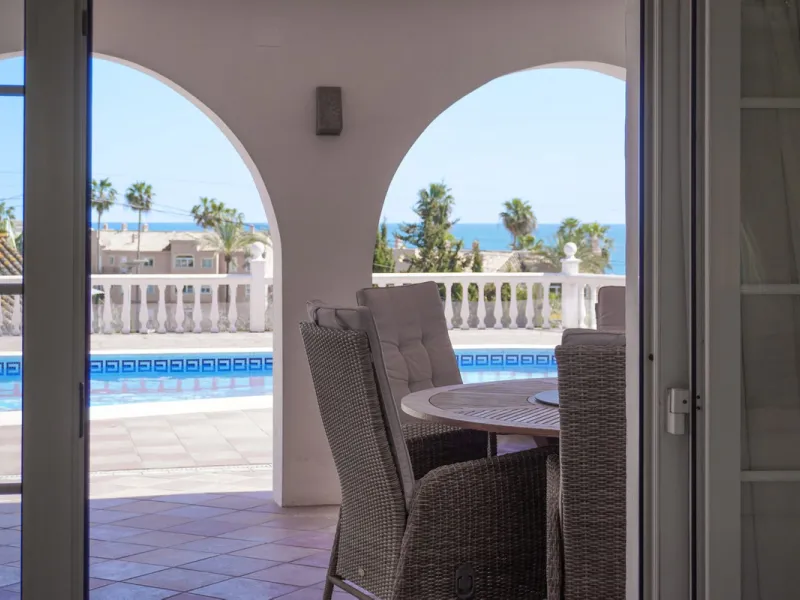 Villa with 1,500 m² Plot and Sea Views in Estepona – A Unique Opportunity with Great Potential