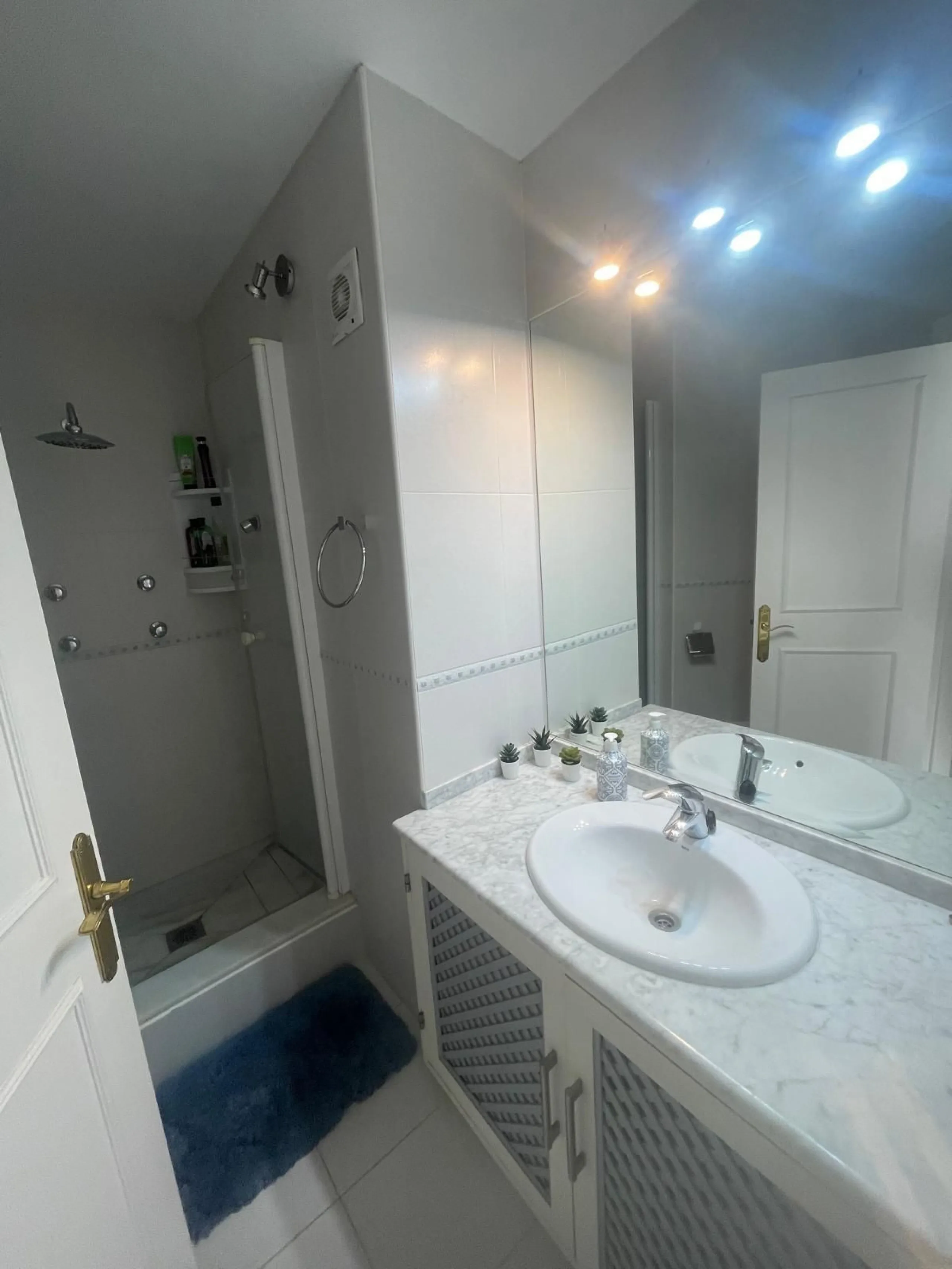Discover your new home in Mijas Golf! This fantastic and spacious 122 m² penthouse offers a comfortable and tranquil lifestyle in a picturesque setting.