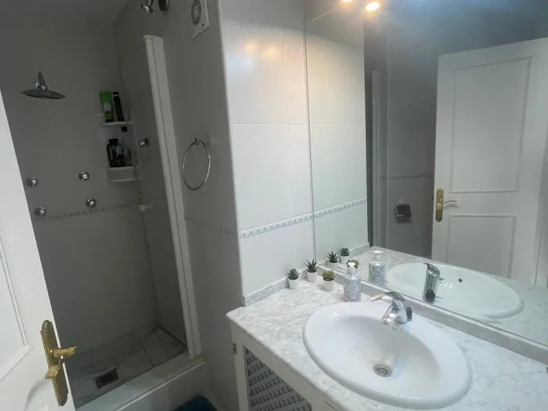 Discover your new home in Mijas Golf! This fantastic and spacious 122 m² penthouse offers a comfortable and tranquil lifestyle in a picturesque setting.