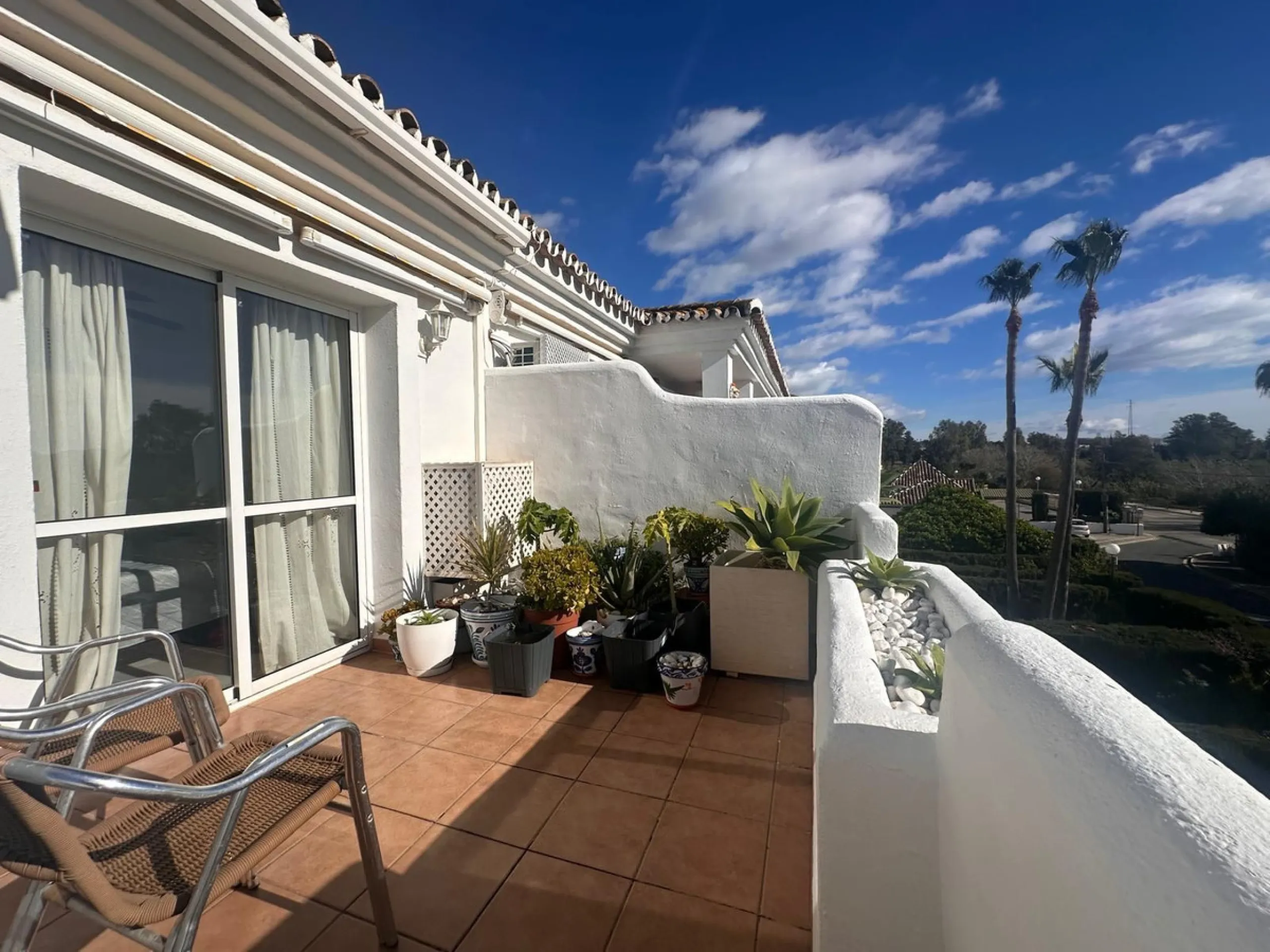 Discover your new home in Mijas Golf! This fantastic and spacious 122 m² penthouse offers a comfortable and tranquil lifestyle in a picturesque setting.