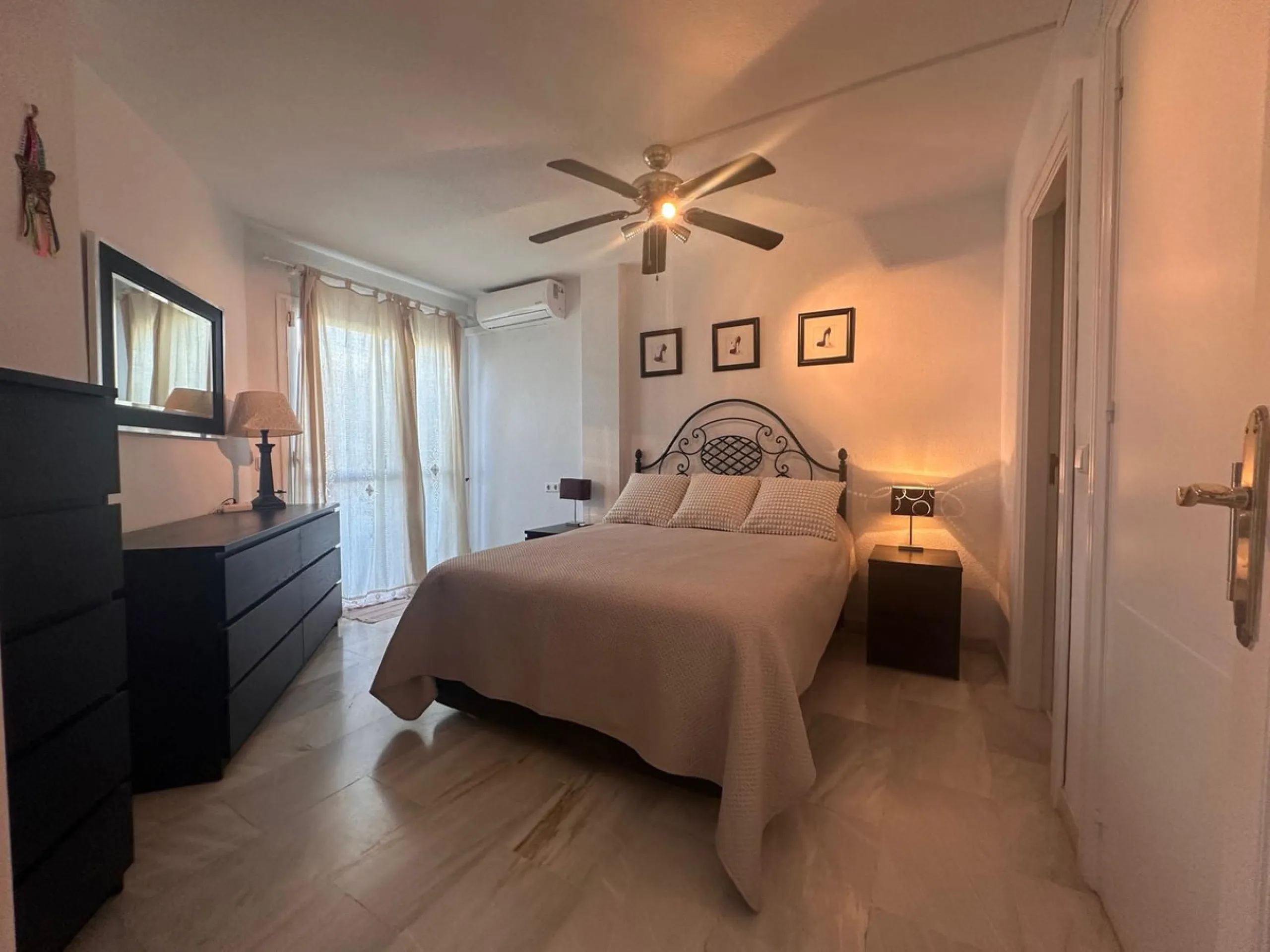 Discover your new home in Mijas Golf! This fantastic and spacious 122 m² penthouse offers a comfortable and tranquil lifestyle in a picturesque setting.