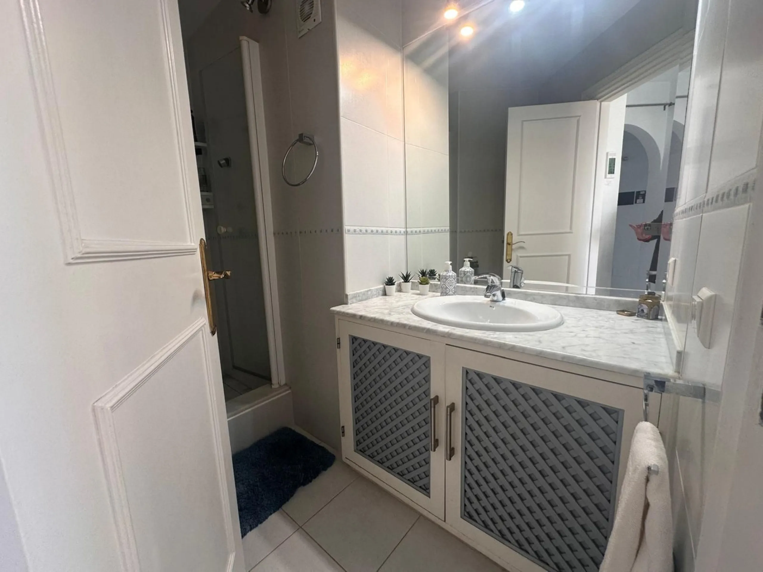 Discover your new home in Mijas Golf! This fantastic and spacious 122 m² penthouse offers a comfortable and tranquil lifestyle in a picturesque setting.