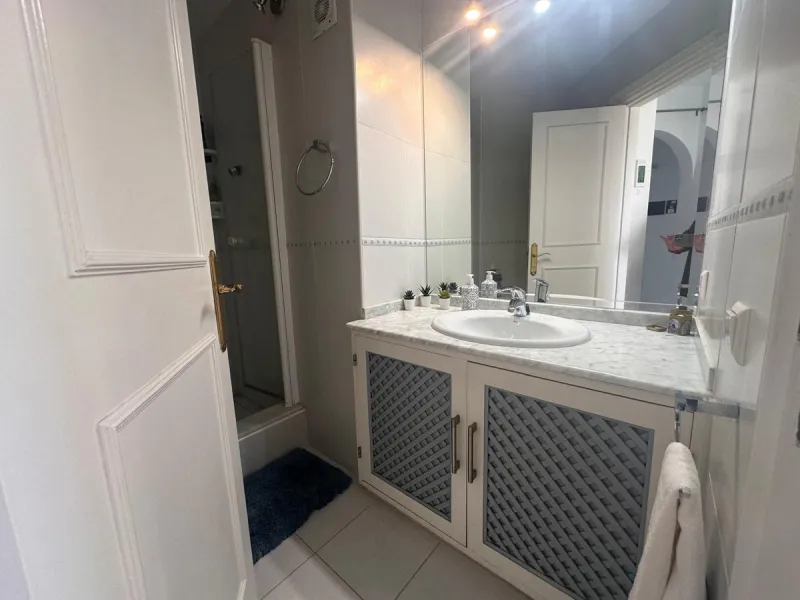 Discover your new home in Mijas Golf! This fantastic and spacious 122 m² penthouse offers a comfortable and tranquil lifestyle in a picturesque setting.