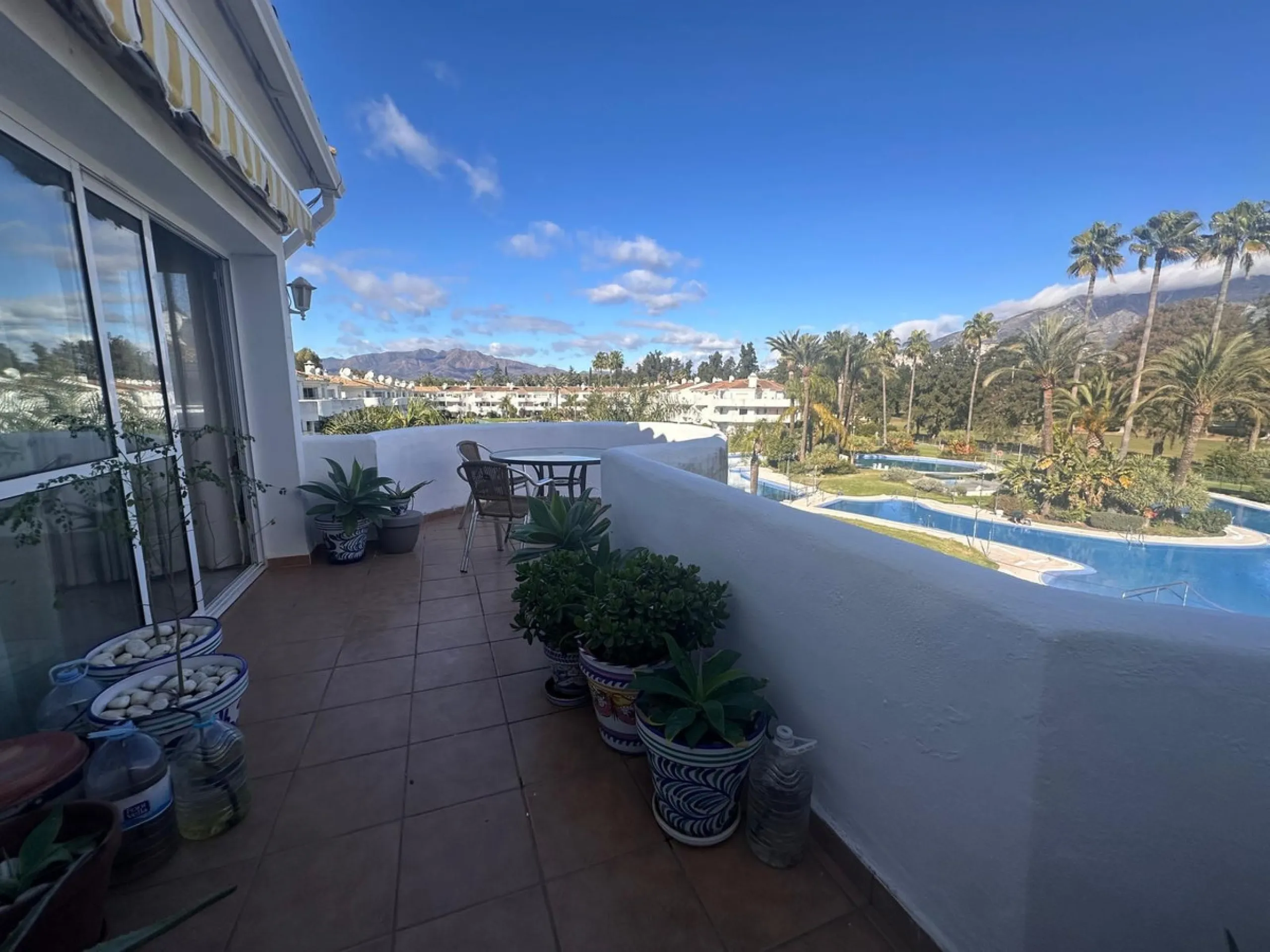 Discover your new home in Mijas Golf! This fantastic and spacious 122 m² penthouse offers a comfortable and tranquil lifestyle in a picturesque setting.