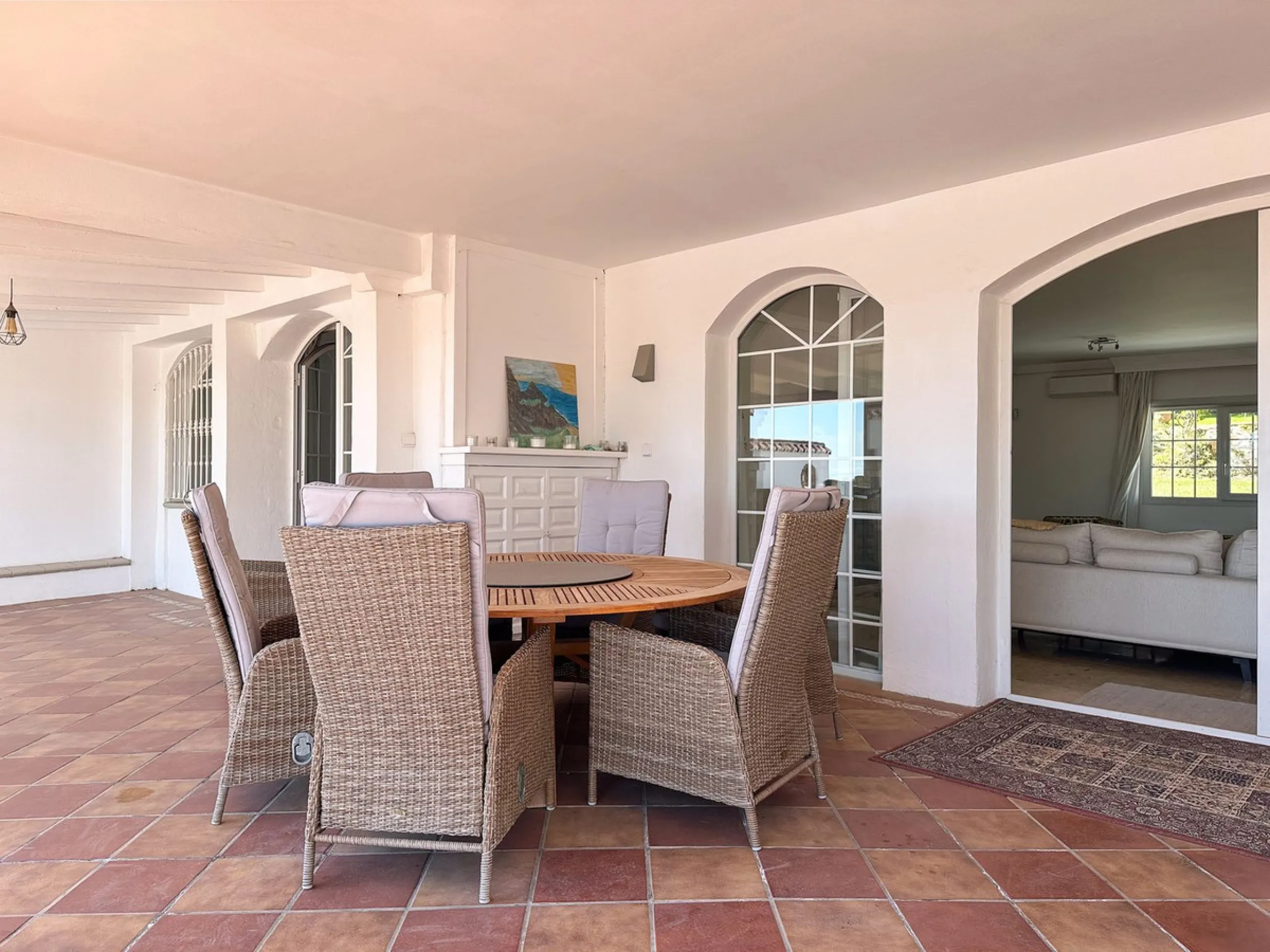 Villa with 1,500 m² Plot and Sea Views in Estepona – A Unique Opportunity with Great Potential