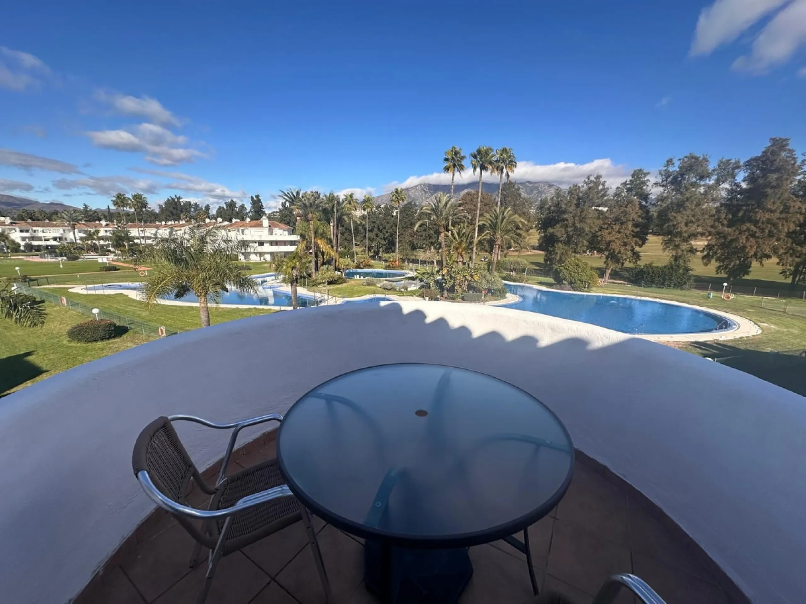 Discover your new home in Mijas Golf! This fantastic and spacious 122 m² penthouse offers a comfortable and tranquil lifestyle in a picturesque setting.