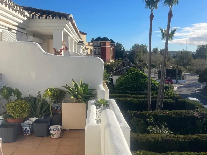 Discover your new home in Mijas Golf! This fantastic and spacious 122 m² penthouse offers a comfortable and tranquil lifestyle in a picturesque setting.