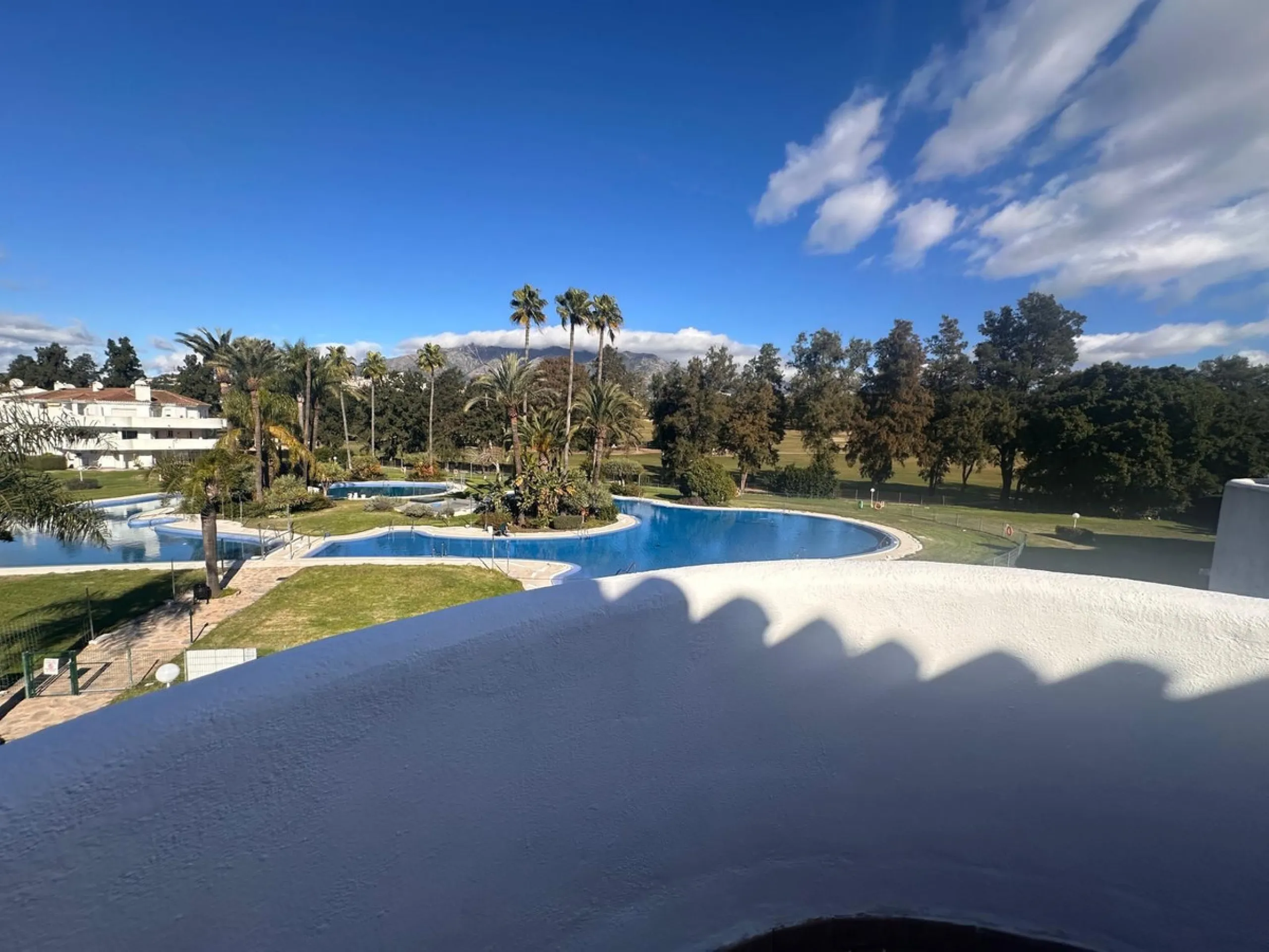 Discover your new home in Mijas Golf! This fantastic and spacious 122 m² penthouse offers a comfortable and tranquil lifestyle in a picturesque setting.