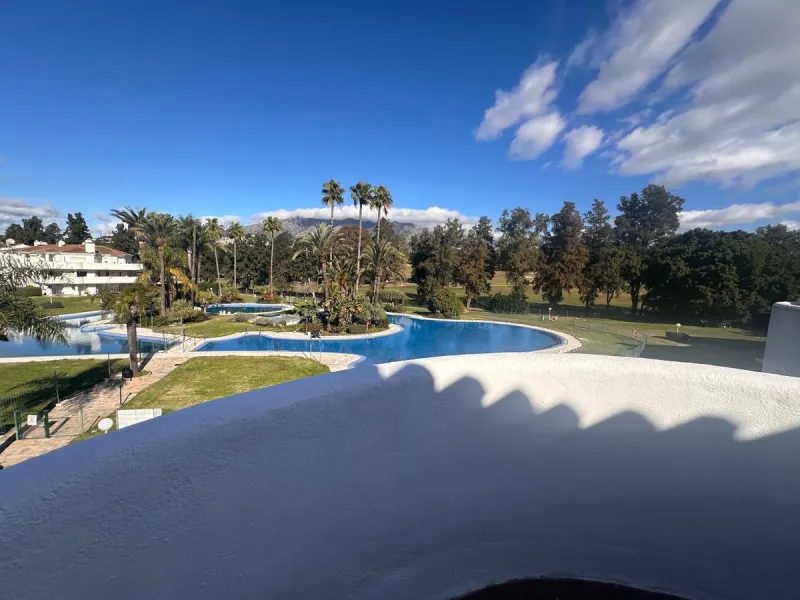 Discover your new home in Mijas Golf! This fantastic and spacious 122 m² penthouse offers a comfortable and tranquil lifestyle in a picturesque setting.