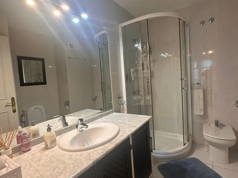 Discover your new home in Mijas Golf! This fantastic and spacious 122 m² penthouse offers a comfortable and tranquil lifestyle in a picturesque setting.
