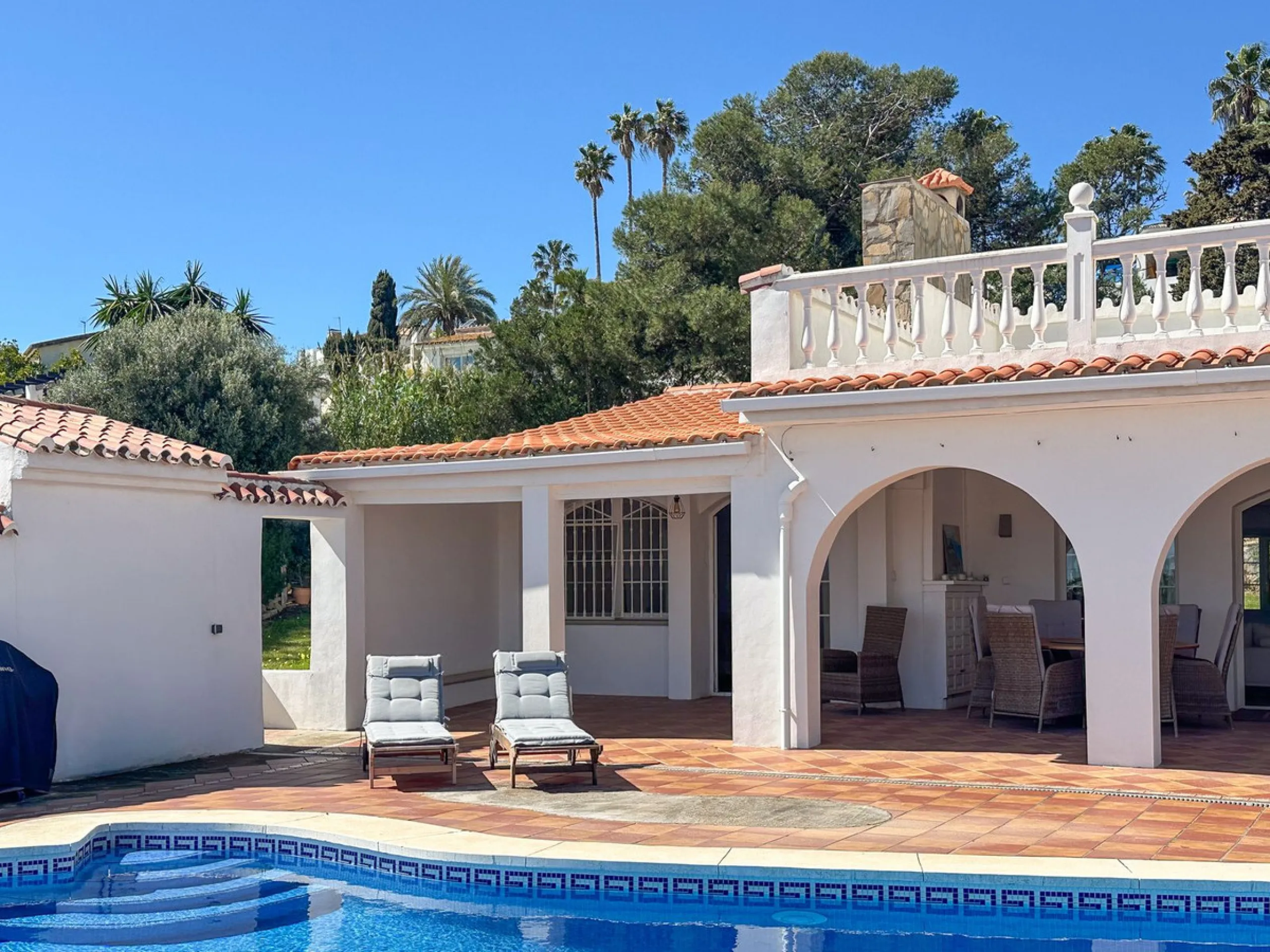 Villa with 1,500 m² Plot and Sea Views in Estepona – A Unique Opportunity with Great Potential