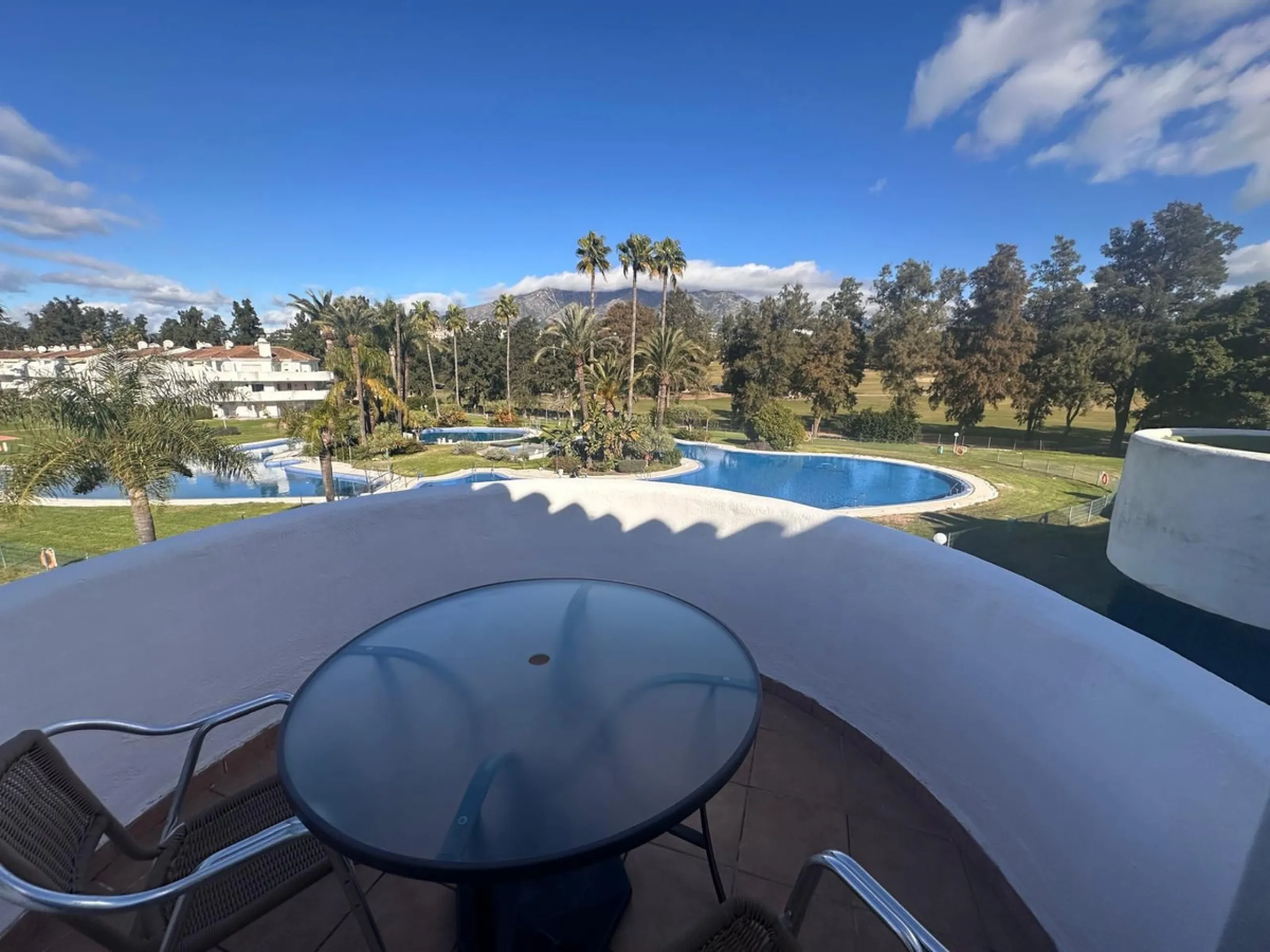 Discover your new home in Mijas Golf! This fantastic and spacious 122 m² penthouse offers a comfortable and tranquil lifestyle in a picturesque setting.