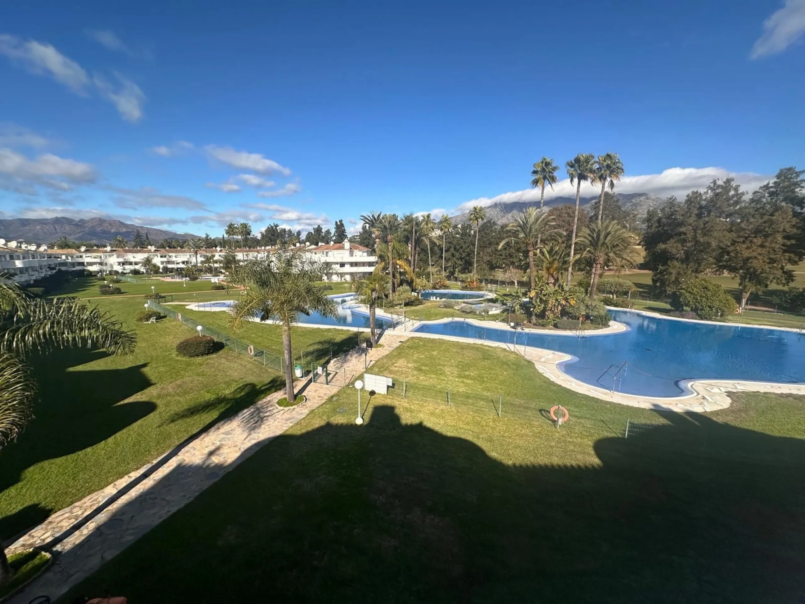 Discover your new home in Mijas Golf! This fantastic and spacious 122 m² penthouse offers a comfortable and tranquil lifestyle in a picturesque setting.