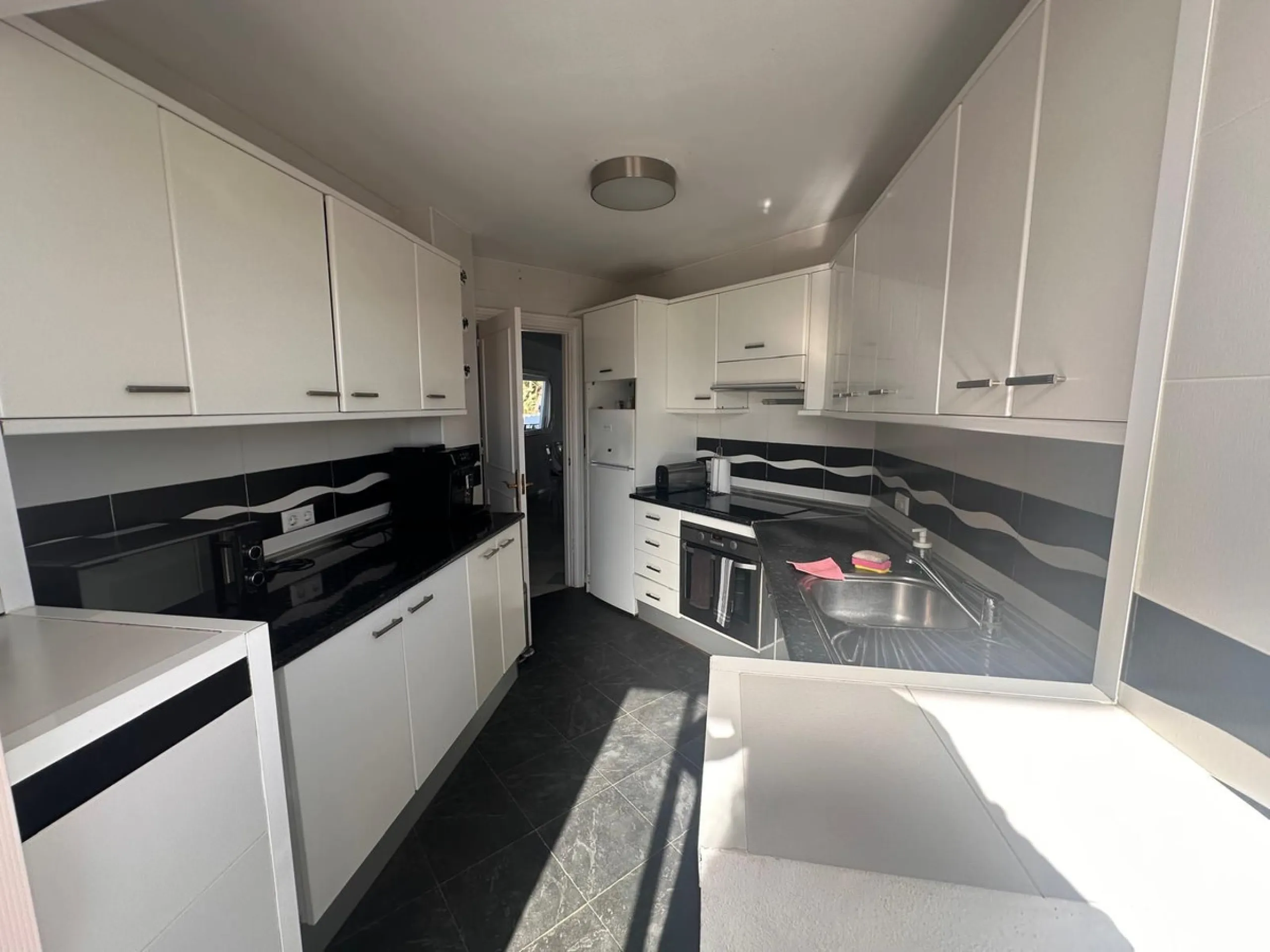 Discover your new home in Mijas Golf! This fantastic and spacious 122 m² penthouse offers a comfortable and tranquil lifestyle in a picturesque setting.