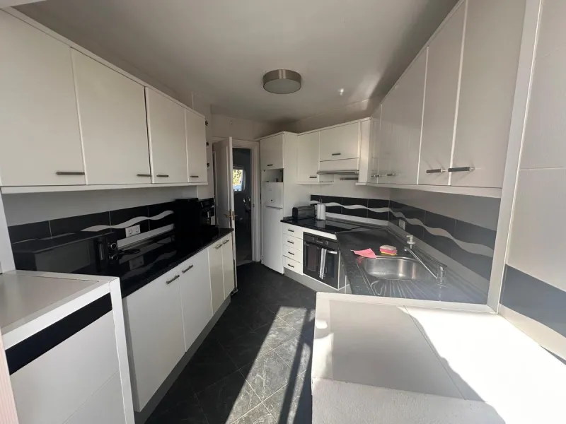 Discover your new home in Mijas Golf! This fantastic and spacious 122 m² penthouse offers a comfortable and tranquil lifestyle in a picturesque setting.