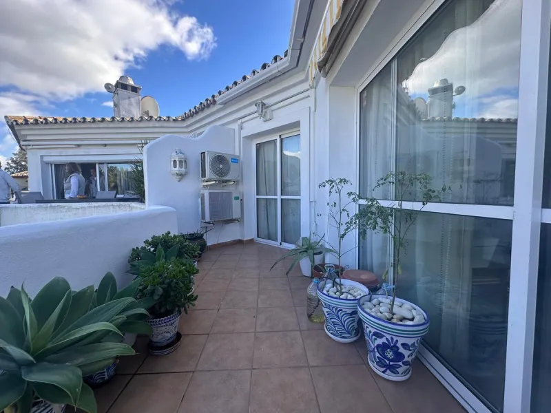 Discover your new home in Mijas Golf! This fantastic and spacious 122 m² penthouse offers a comfortable and tranquil lifestyle in a picturesque setting.