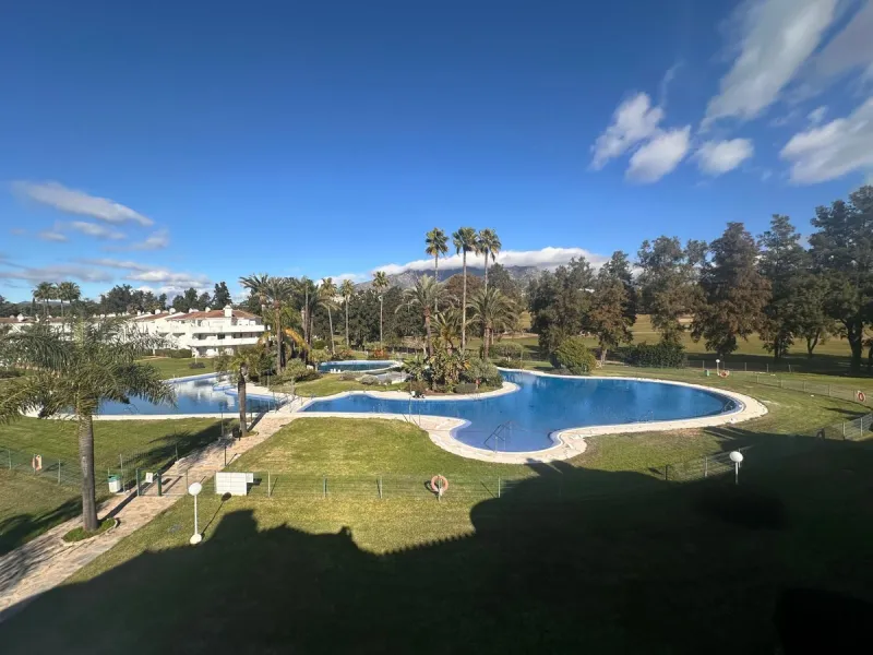 Discover your new home in Mijas Golf! This fantastic and spacious 122 m² penthouse offers a comfortable and tranquil lifestyle in a picturesque setting.