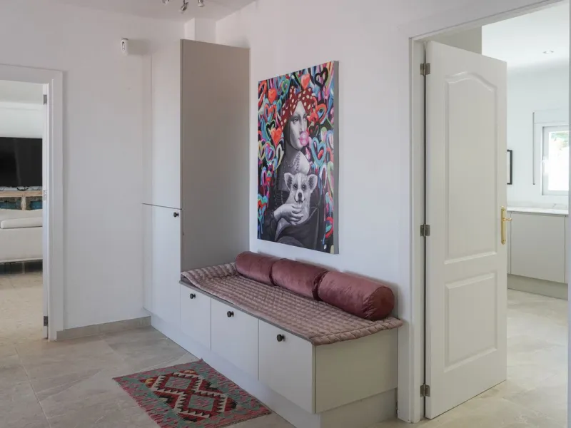 Villa with 1,500 m² Plot and Sea Views in Estepona – A Unique Opportunity with Great Potential