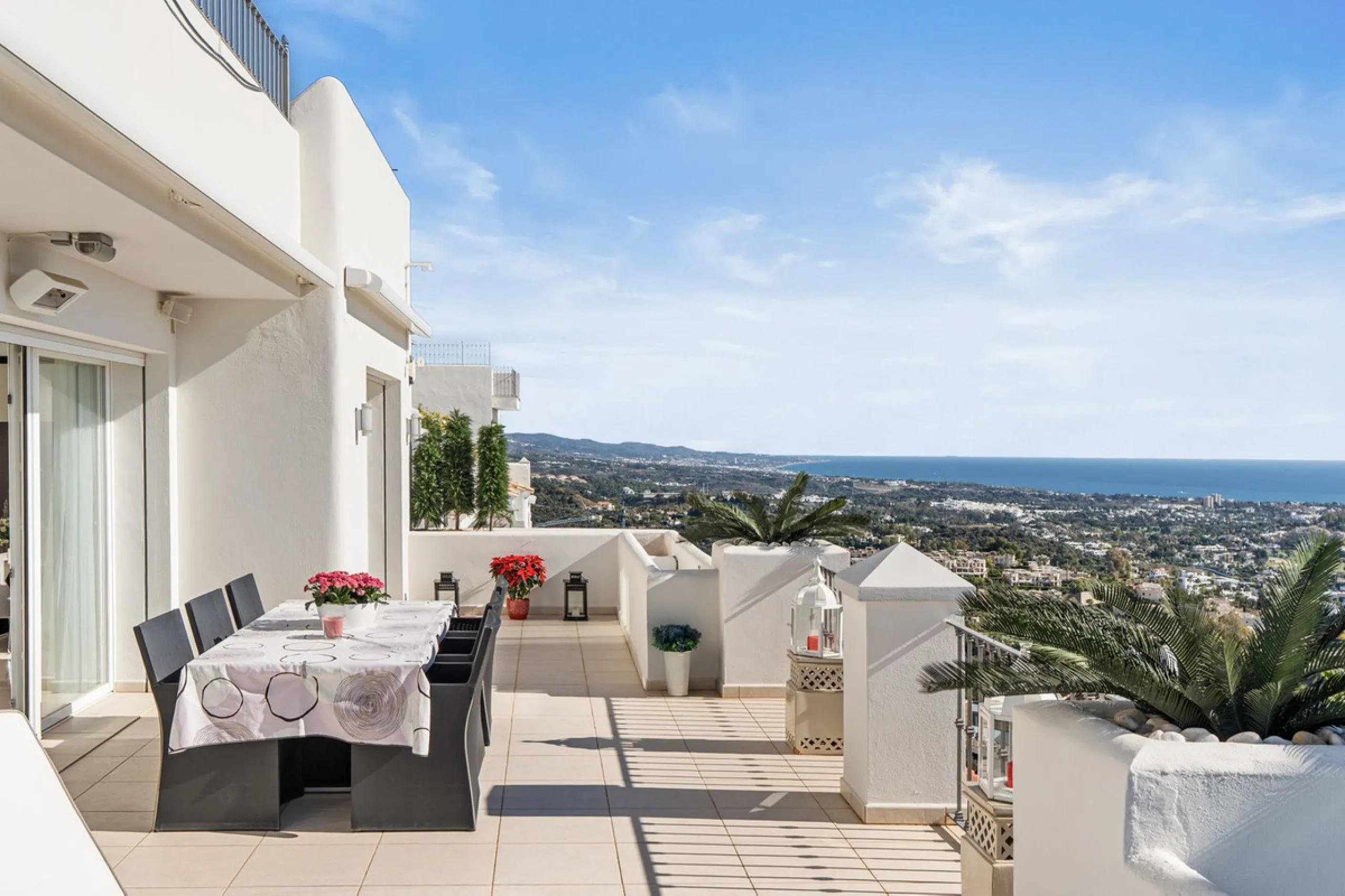 Welcome to this exceptional 3-bedroom duplex apartment in Las Colinas de La Heredia - a rare opportunity to own one of the most privileged homes within this sought-after enclave of Benahavís. This residence offers uninterrupted views across the sea, mount