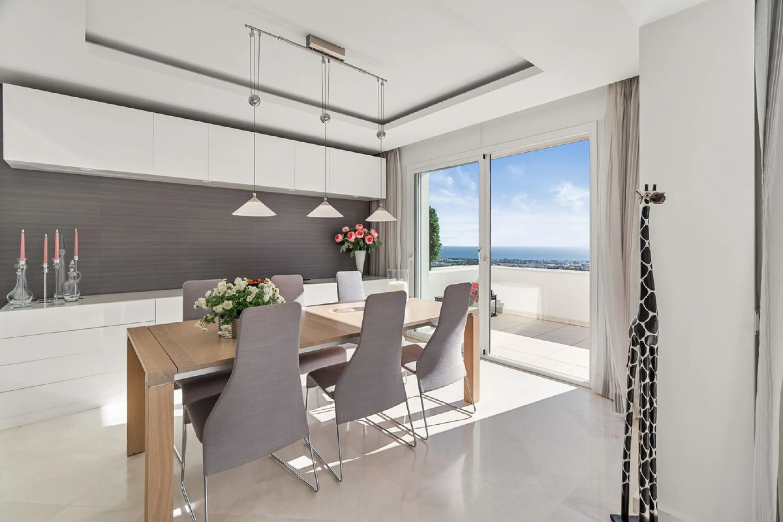 Welcome to this exceptional 3-bedroom duplex apartment in Las Colinas de La Heredia - a rare opportunity to own one of the most privileged homes within this sought-after enclave of Benahavís. This residence offers uninterrupted views across the sea, mount