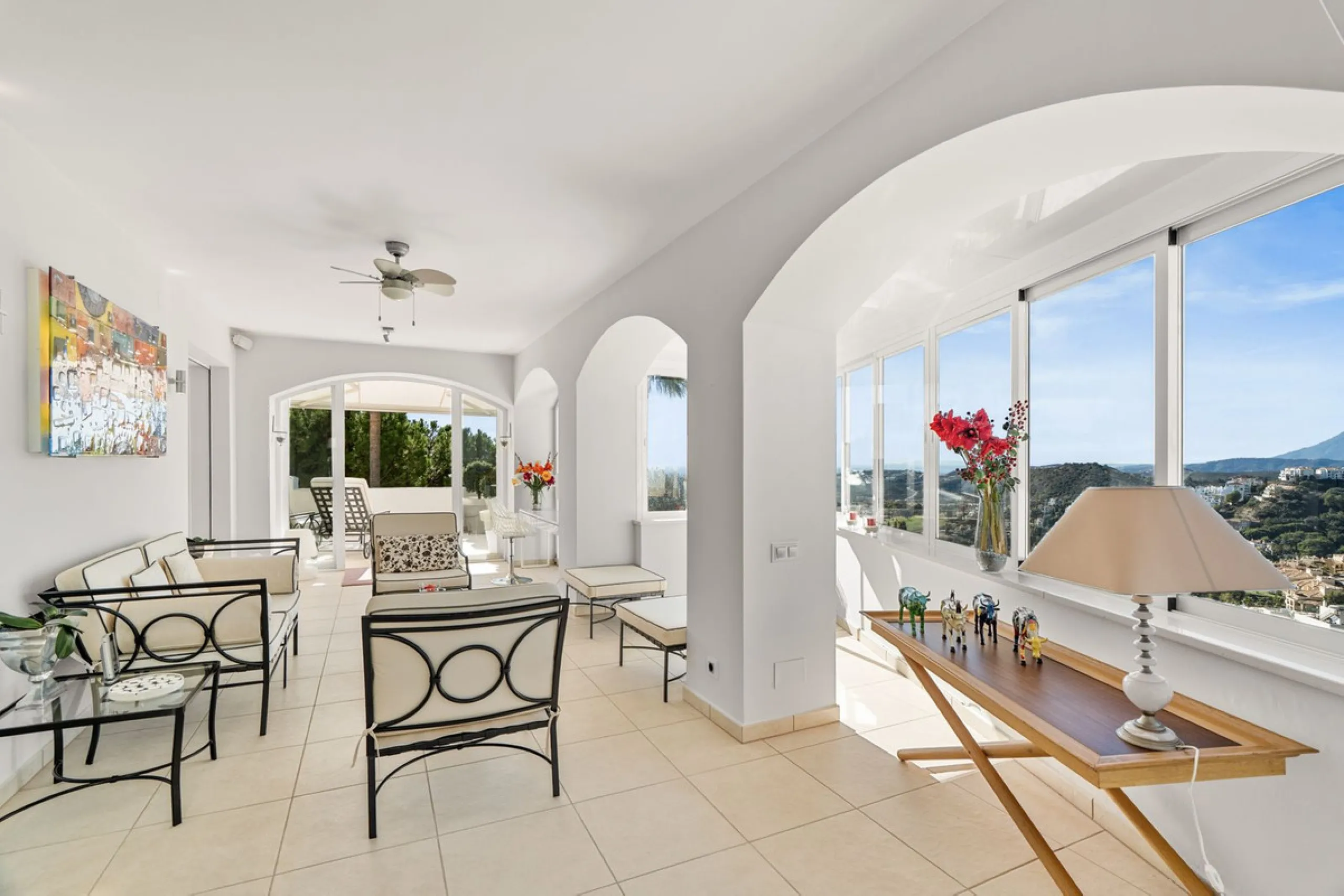 Welcome to this exceptional 3-bedroom duplex apartment in Las Colinas de La Heredia - a rare opportunity to own one of the most privileged homes within this sought-after enclave of Benahavís. This residence offers uninterrupted views across the sea, mount