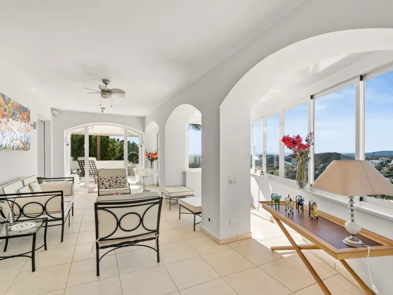 Welcome to this exceptional 3-bedroom duplex apartment in Las Colinas de La Heredia - a rare opportunity to own one of the most privileged homes within this sought-after enclave of Benahavís. This residence offers uninterrupted views across the sea, mount