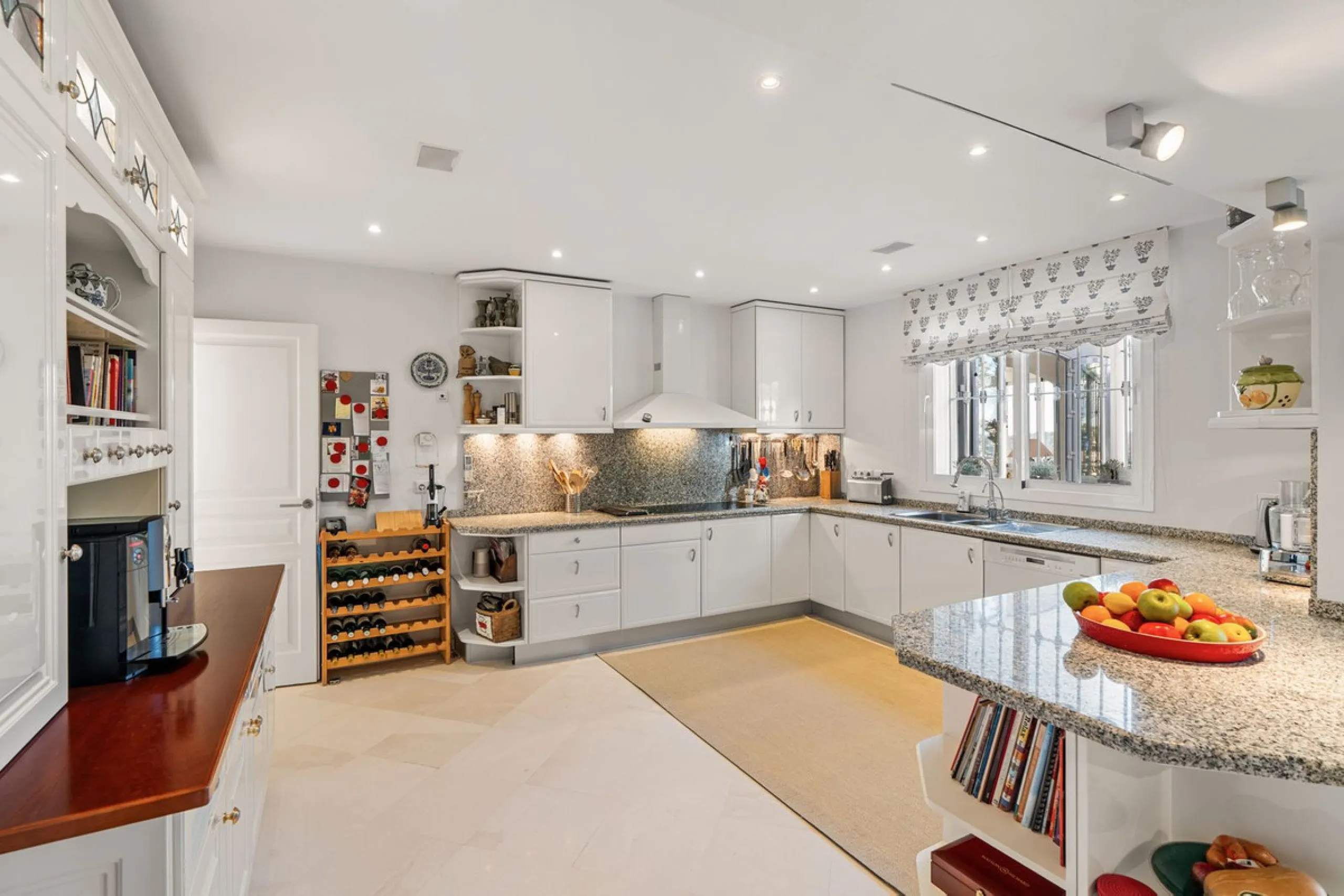 Welcome to this exceptional 3-bedroom duplex apartment in Las Colinas de La Heredia - a rare opportunity to own one of the most privileged homes within this sought-after enclave of Benahavís. This residence offers uninterrupted views across the sea, mount
