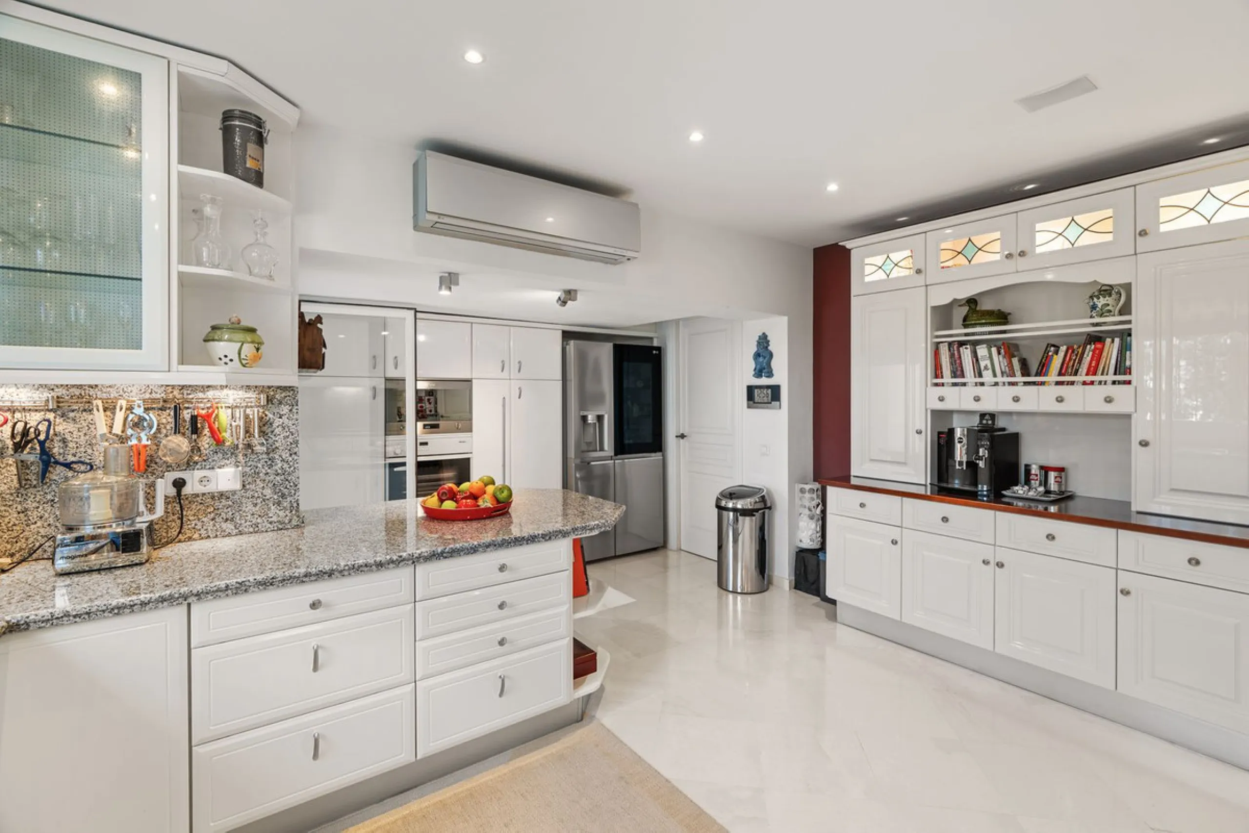 Welcome to this exceptional 3-bedroom duplex apartment in Las Colinas de La Heredia - a rare opportunity to own one of the most privileged homes within this sought-after enclave of Benahavís. This residence offers uninterrupted views across the sea, mount
