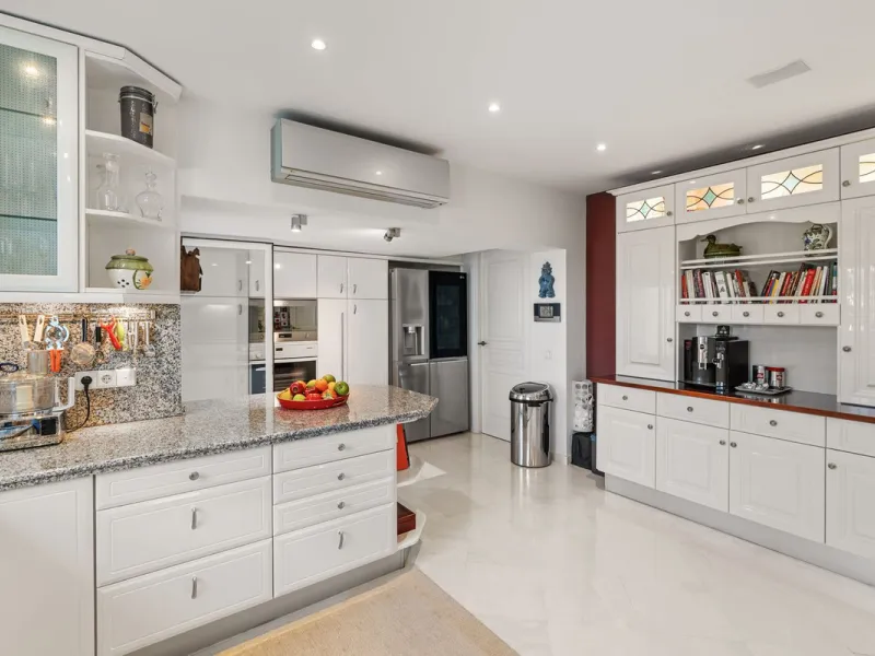 Welcome to this exceptional 3-bedroom duplex apartment in Las Colinas de La Heredia - a rare opportunity to own one of the most privileged homes within this sought-after enclave of Benahavís. This residence offers uninterrupted views across the sea, mount