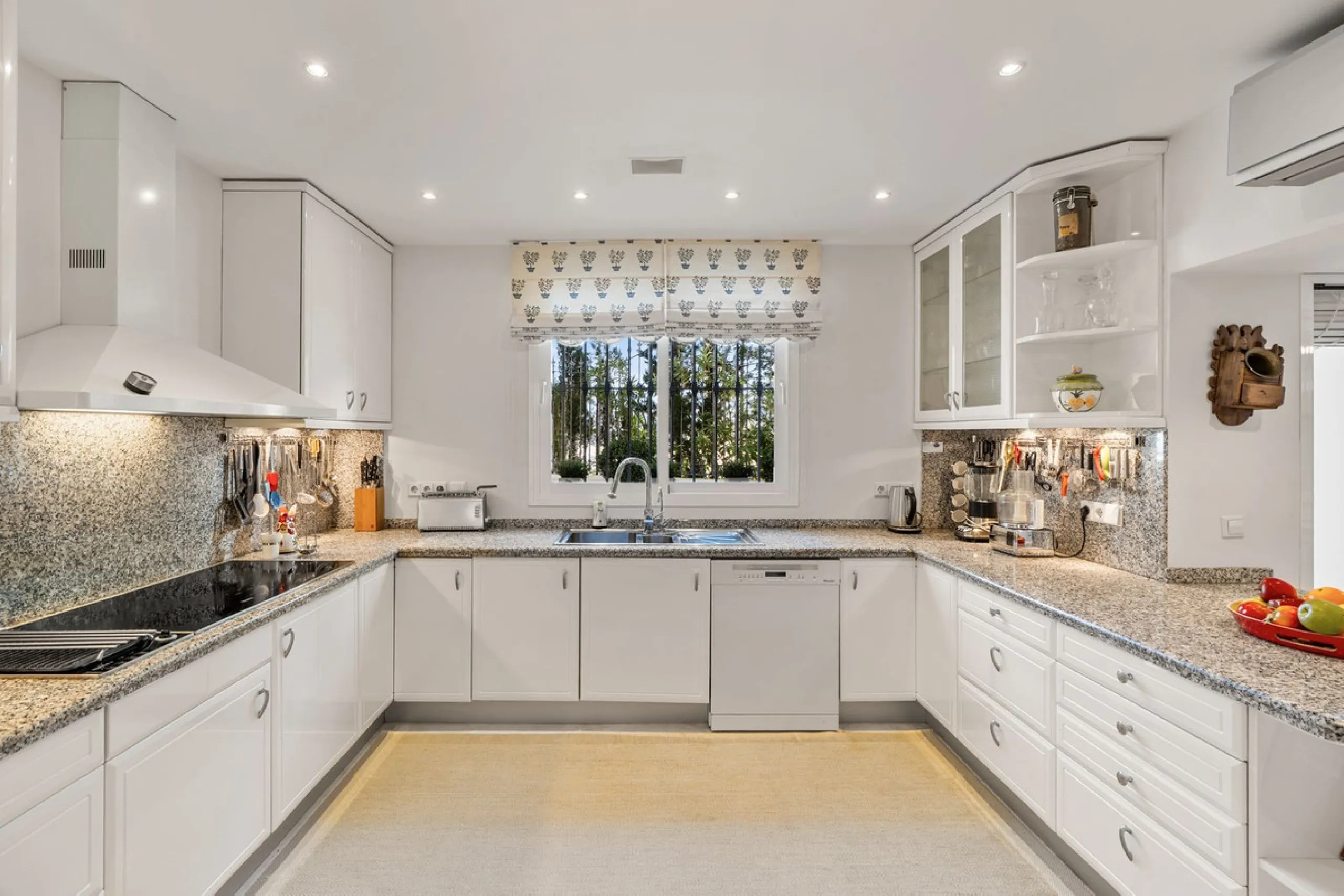 Welcome to this exceptional 3-bedroom duplex apartment in Las Colinas de La Heredia - a rare opportunity to own one of the most privileged homes within this sought-after enclave of Benahavís. This residence offers uninterrupted views across the sea, mount