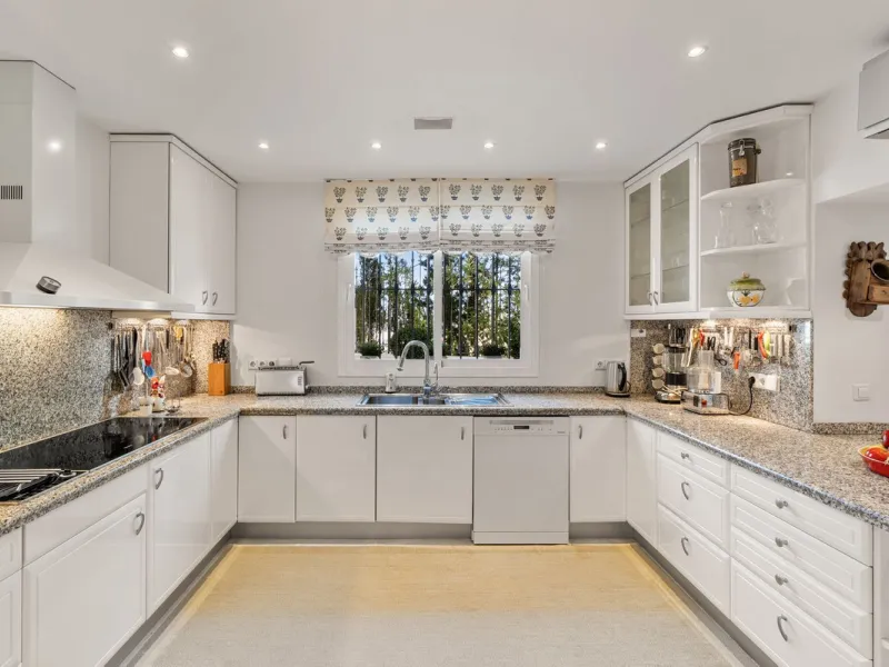 Welcome to this exceptional 3-bedroom duplex apartment in Las Colinas de La Heredia - a rare opportunity to own one of the most privileged homes within this sought-after enclave of Benahavís. This residence offers uninterrupted views across the sea, mount