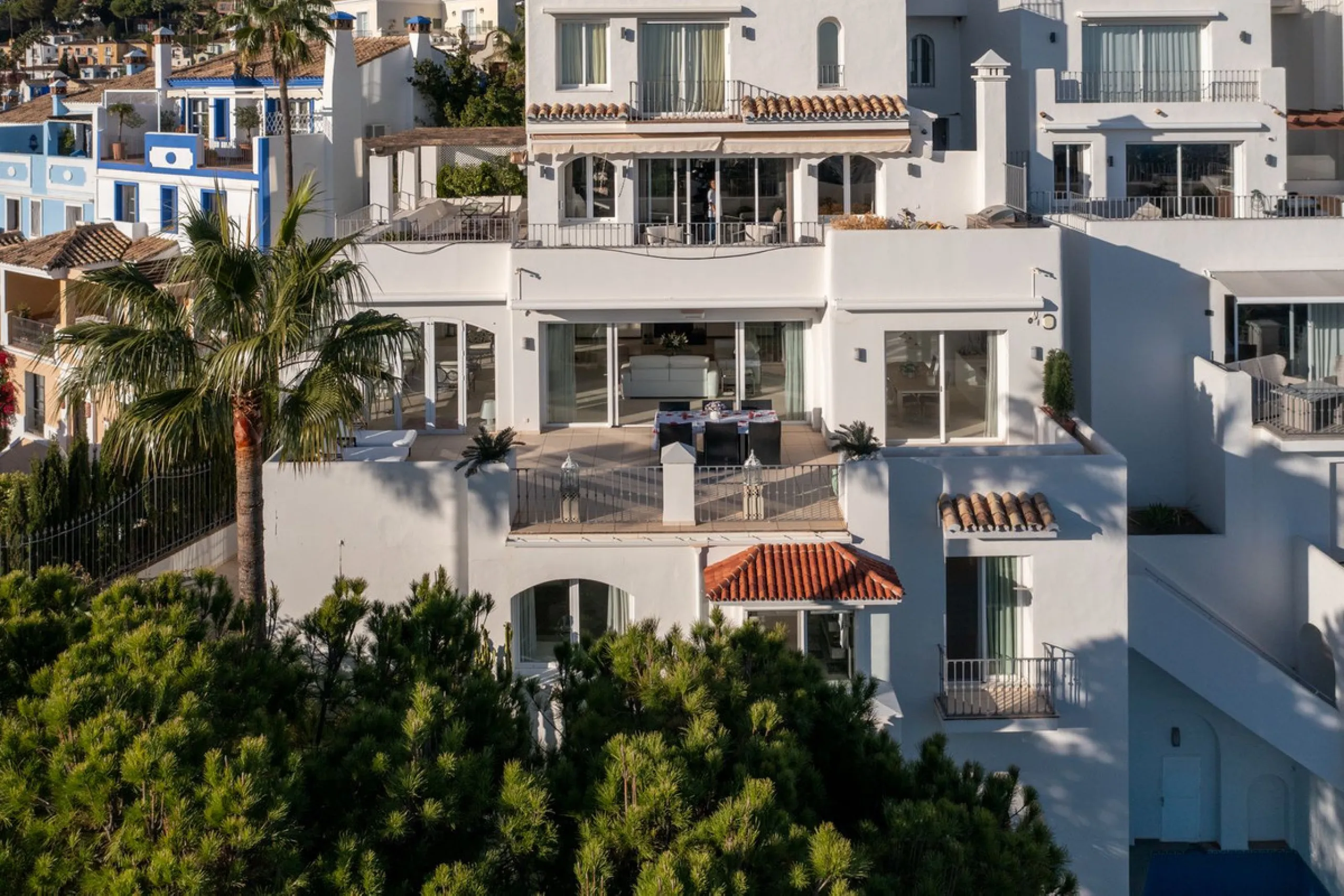 Welcome to this exceptional 3-bedroom duplex apartment in Las Colinas de La Heredia - a rare opportunity to own one of the most privileged homes within this sought-after enclave of Benahavís. This residence offers uninterrupted views across the sea, mount