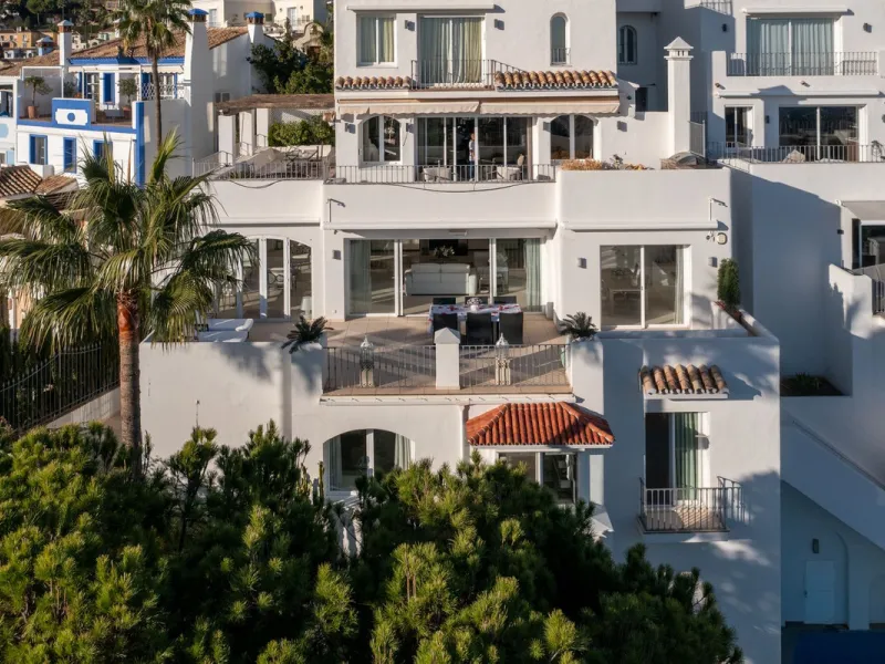 Welcome to this exceptional 3-bedroom duplex apartment in Las Colinas de La Heredia - a rare opportunity to own one of the most privileged homes within this sought-after enclave of Benahavís. This residence offers uninterrupted views across the sea, mount