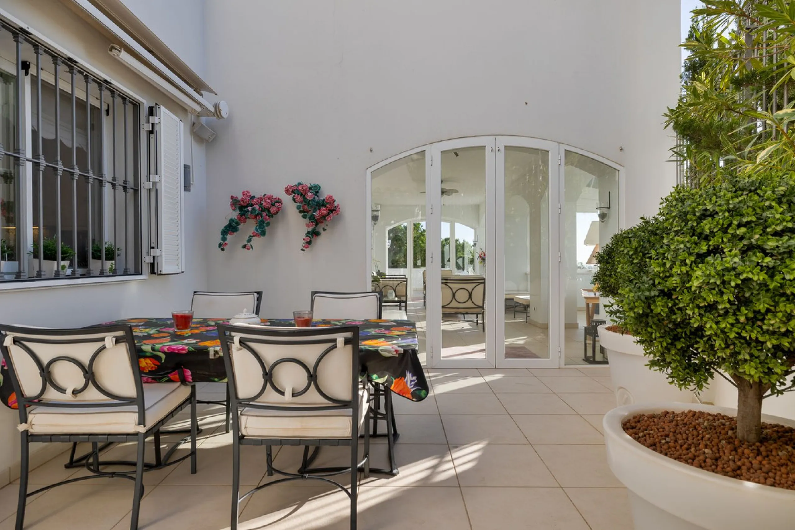 Welcome to this exceptional 3-bedroom duplex apartment in Las Colinas de La Heredia - a rare opportunity to own one of the most privileged homes within this sought-after enclave of Benahavís. This residence offers uninterrupted views across the sea, mount