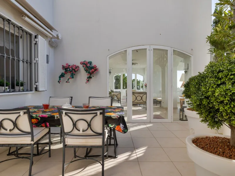 Welcome to this exceptional 3-bedroom duplex apartment in Las Colinas de La Heredia - a rare opportunity to own one of the most privileged homes within this sought-after enclave of Benahavís. This residence offers uninterrupted views across the sea, mount