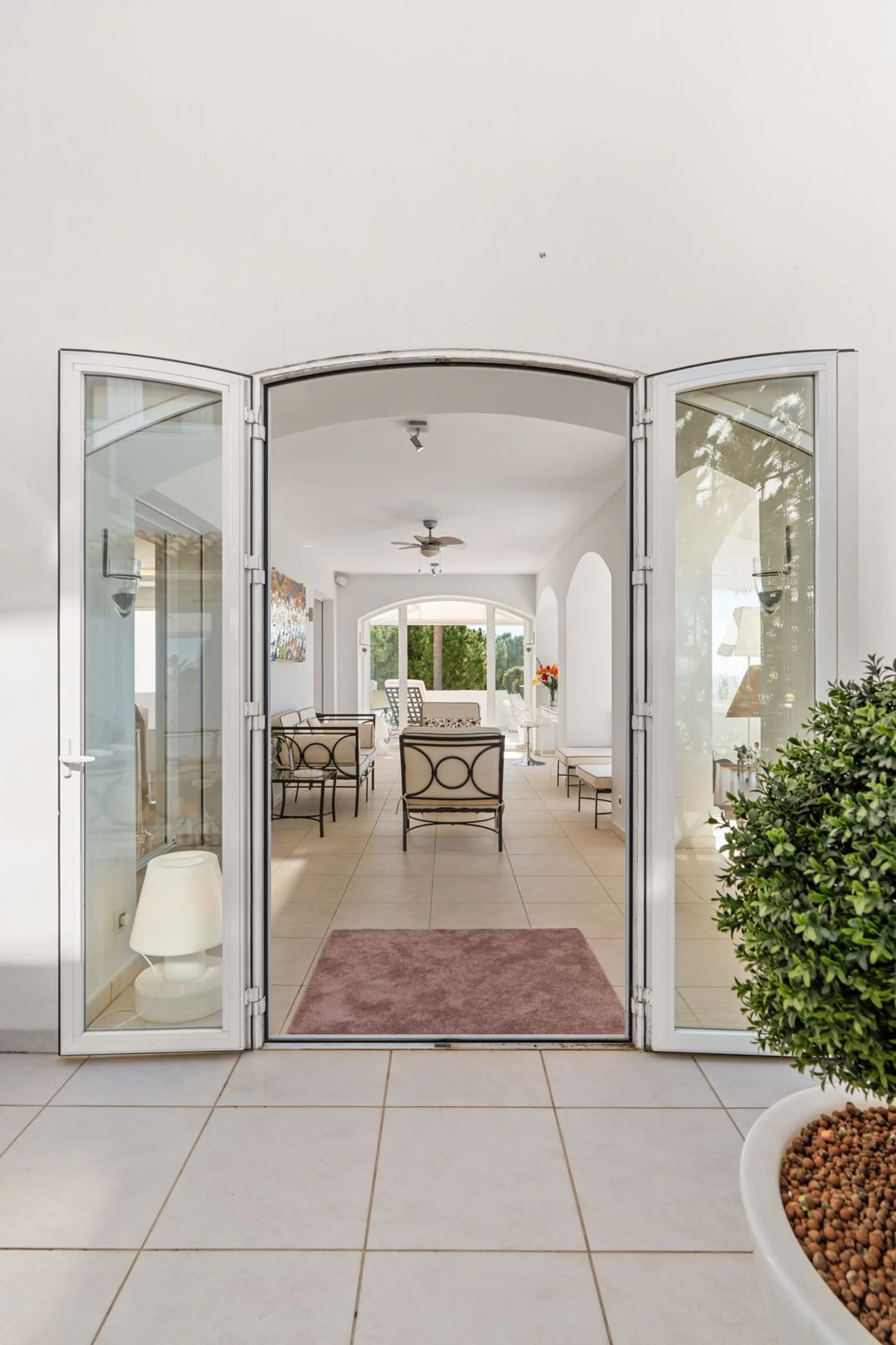Welcome to this exceptional 3-bedroom duplex apartment in Las Colinas de La Heredia - a rare opportunity to own one of the most privileged homes within this sought-after enclave of Benahavís. This residence offers uninterrupted views across the sea, mount