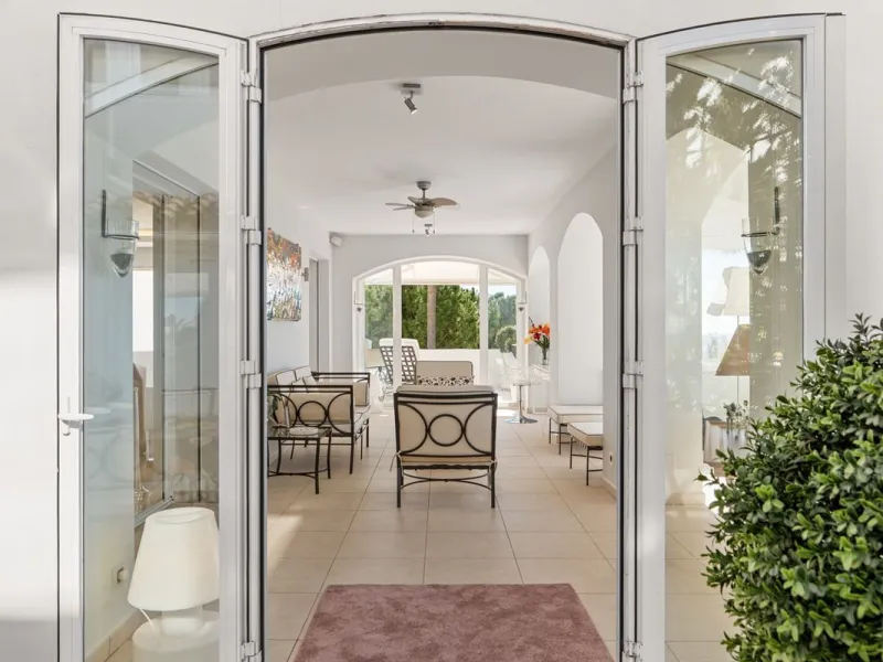Welcome to this exceptional 3-bedroom duplex apartment in Las Colinas de La Heredia - a rare opportunity to own one of the most privileged homes within this sought-after enclave of Benahavís. This residence offers uninterrupted views across the sea, mount