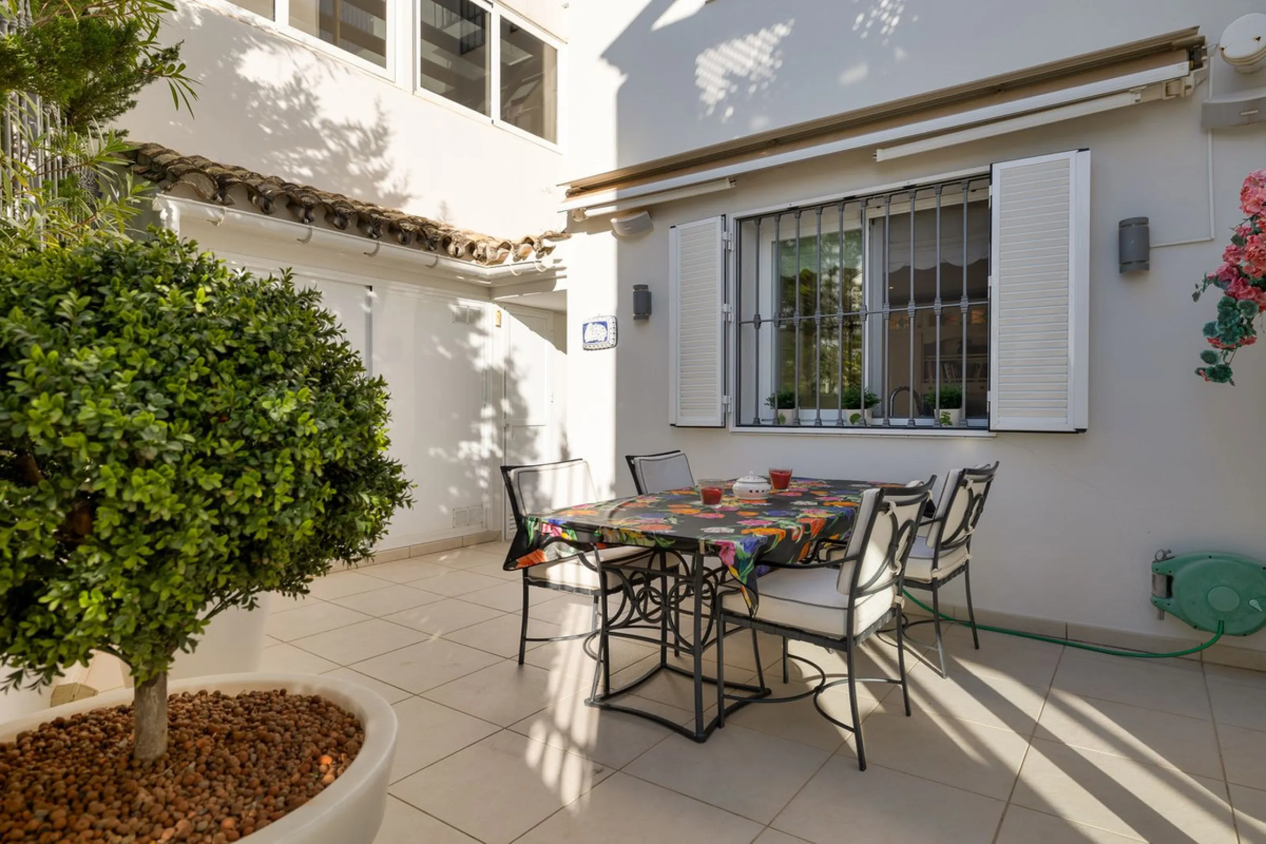 Welcome to this exceptional 3-bedroom duplex apartment in Las Colinas de La Heredia - a rare opportunity to own one of the most privileged homes within this sought-after enclave of Benahavís. This residence offers uninterrupted views across the sea, mount