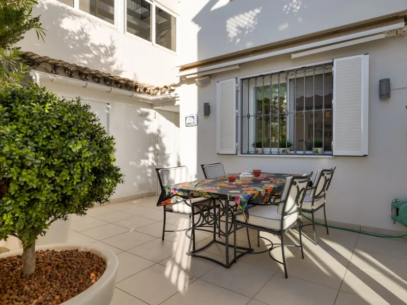 Welcome to this exceptional 3-bedroom duplex apartment in Las Colinas de La Heredia - a rare opportunity to own one of the most privileged homes within this sought-after enclave of Benahavís. This residence offers uninterrupted views across the sea, mount