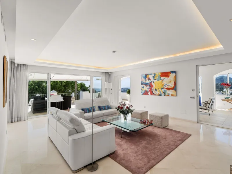 Welcome to this exceptional 3-bedroom duplex apartment in Las Colinas de La Heredia - a rare opportunity to own one of the most privileged homes within this sought-after enclave of Benahavís. This residence offers uninterrupted views across the sea, mount