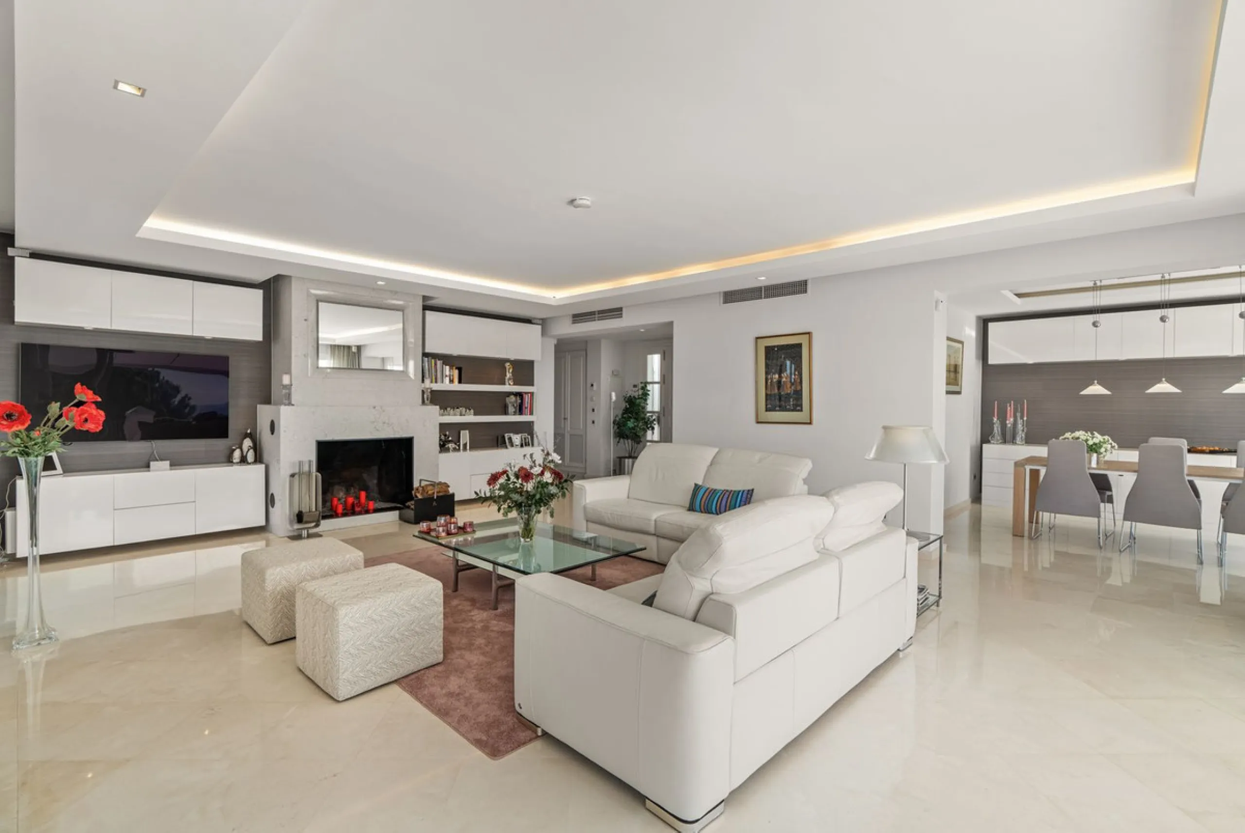 Welcome to this exceptional 3-bedroom duplex apartment in Las Colinas de La Heredia - a rare opportunity to own one of the most privileged homes within this sought-after enclave of Benahavís. This residence offers uninterrupted views across the sea, mount