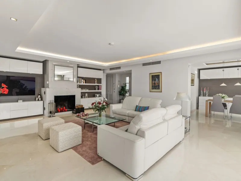 Welcome to this exceptional 3-bedroom duplex apartment in Las Colinas de La Heredia - a rare opportunity to own one of the most privileged homes within this sought-after enclave of Benahavís. This residence offers uninterrupted views across the sea, mount