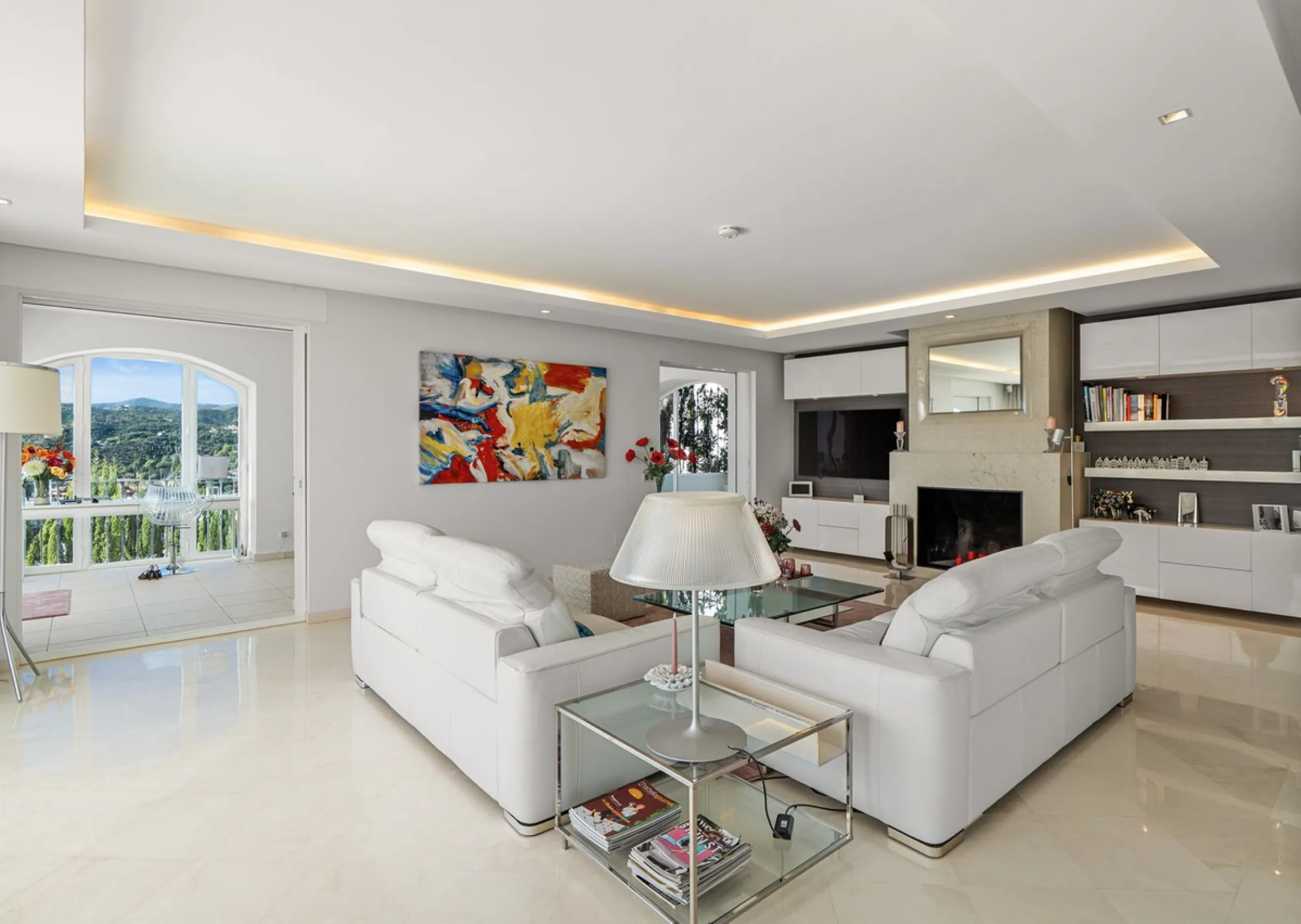 Welcome to this exceptional 3-bedroom duplex apartment in Las Colinas de La Heredia - a rare opportunity to own one of the most privileged homes within this sought-after enclave of Benahavís. This residence offers uninterrupted views across the sea, mount