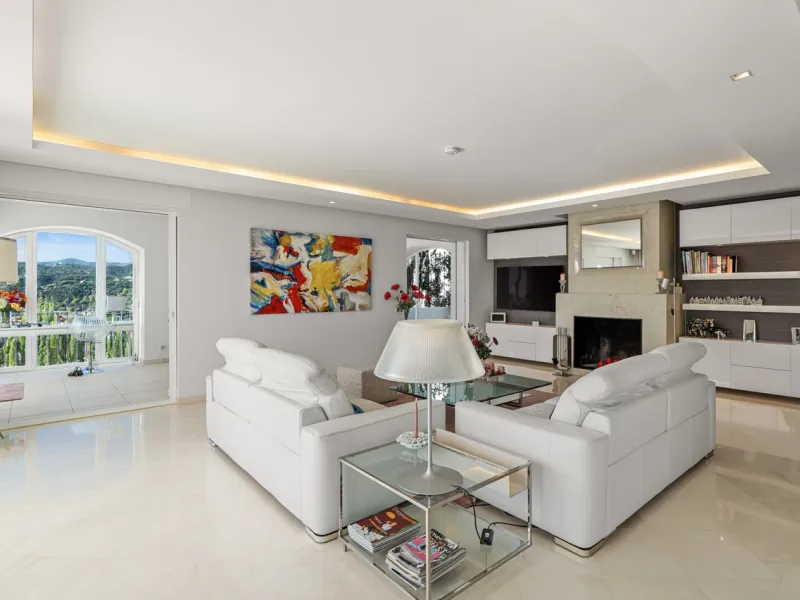 Welcome to this exceptional 3-bedroom duplex apartment in Las Colinas de La Heredia - a rare opportunity to own one of the most privileged homes within this sought-after enclave of Benahavís. This residence offers uninterrupted views across the sea, mount