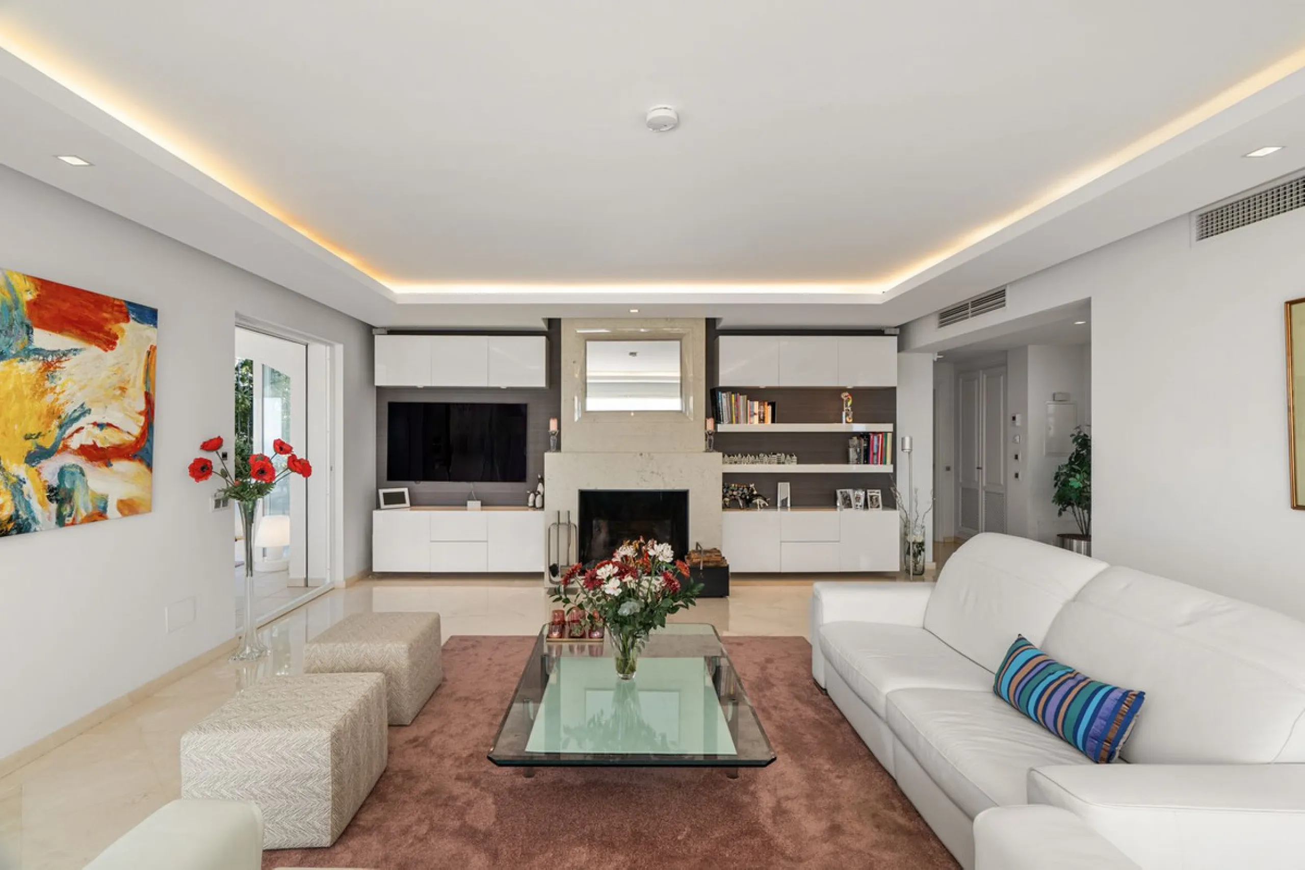 Welcome to this exceptional 3-bedroom duplex apartment in Las Colinas de La Heredia - a rare opportunity to own one of the most privileged homes within this sought-after enclave of Benahavís. This residence offers uninterrupted views across the sea, mount