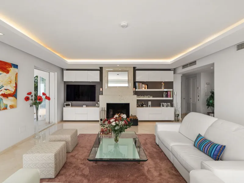 Welcome to this exceptional 3-bedroom duplex apartment in Las Colinas de La Heredia - a rare opportunity to own one of the most privileged homes within this sought-after enclave of Benahavís. This residence offers uninterrupted views across the sea, mount