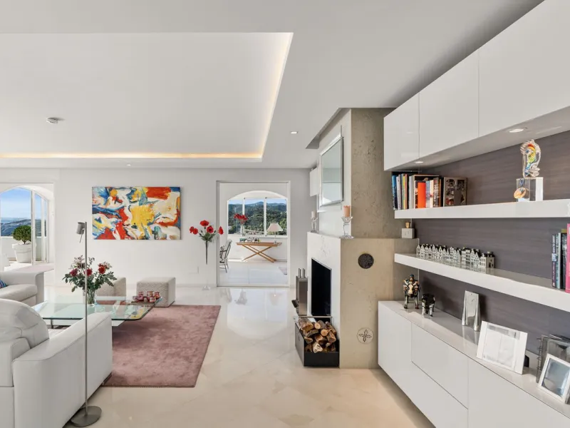 Welcome to this exceptional 3-bedroom duplex apartment in Las Colinas de La Heredia - a rare opportunity to own one of the most privileged homes within this sought-after enclave of Benahavís. This residence offers uninterrupted views across the sea, mount